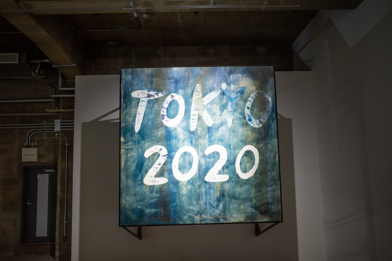 東京オリンピックの関連登録商標である「TOKYO 2020」が大きく描かれた作品〜《May, 2020, Tokyo(新宿ホワイトハウス)-青写真を描く-》