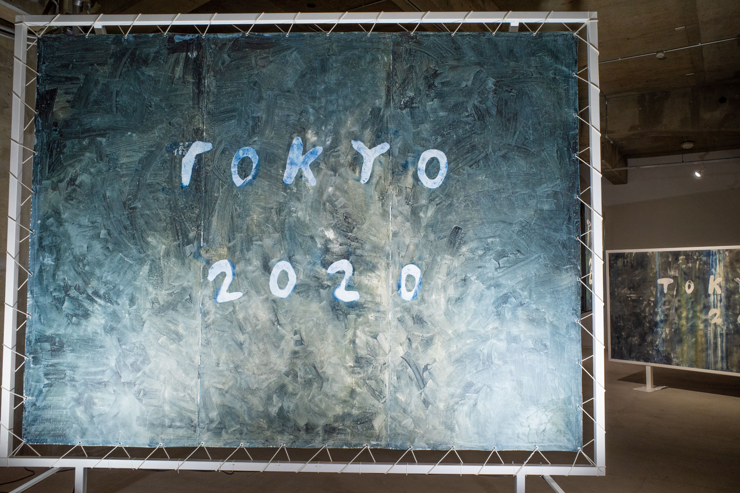 大久保駅の隣接ビルに2日間だけ掲出された作品〜Chim↑Pom《May, 2020, Tokyo(大久保駅前)-青写真を描く-》