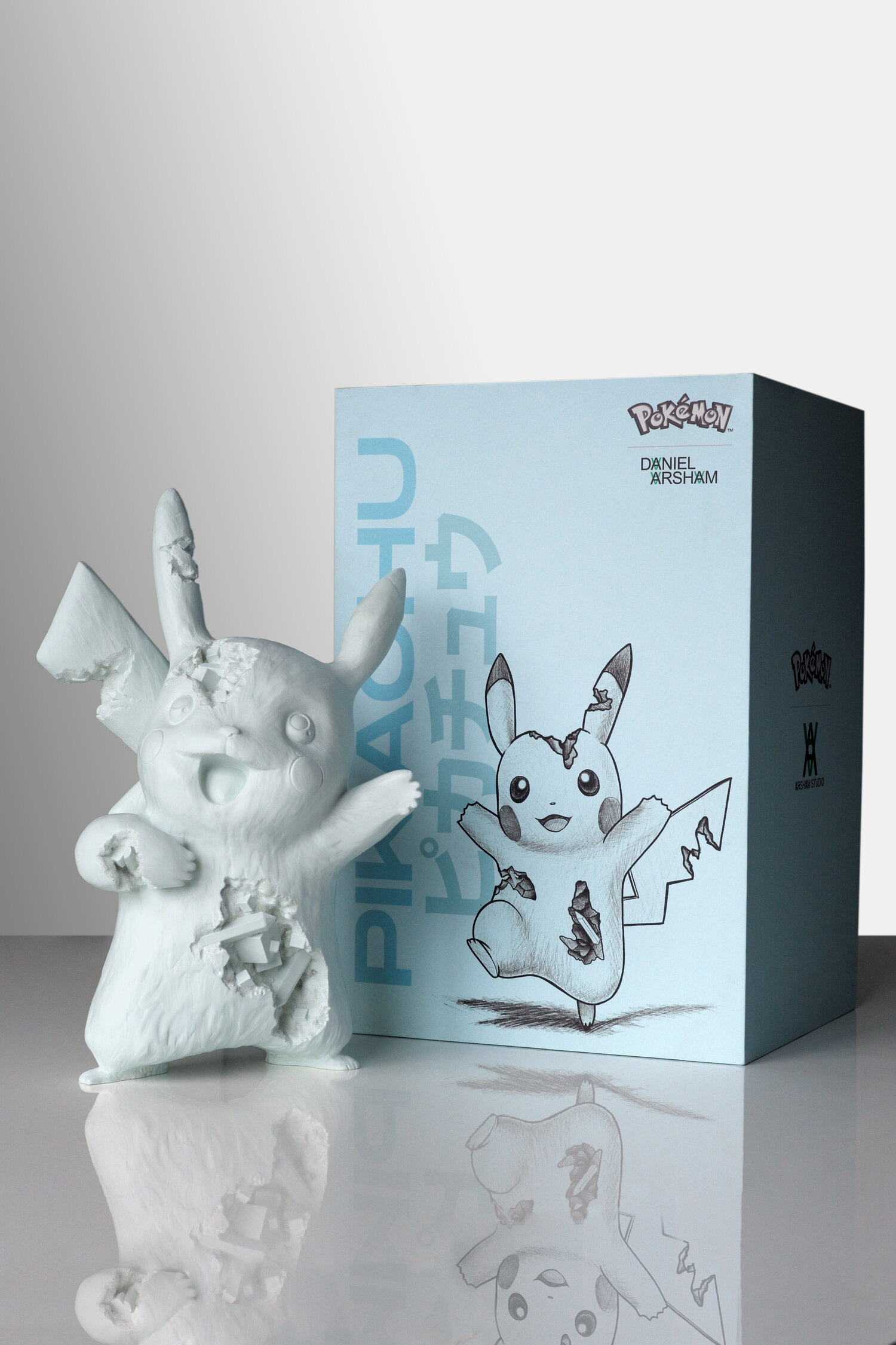 高さは33cm、重さは約5kgです。