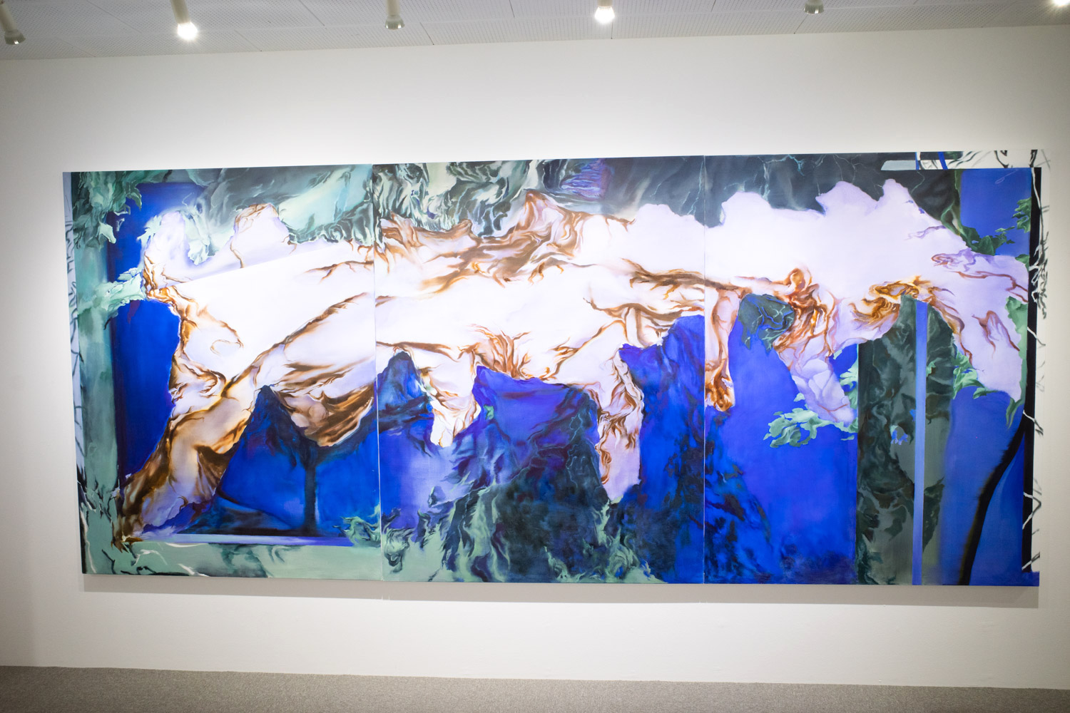 山縣瑠衣《畸形地図1 -体表展開図-》2020年 キャンバスに油彩 1455×3360mm (F80三連作) 雪原に身体を放り出して、ゴロゴロと寝返りを続けたあとを地図のように描いた作品
