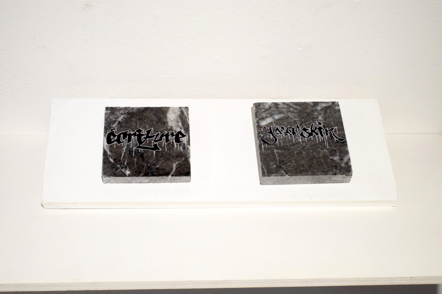 山縣瑠衣《ECRITURE》2019年 77×73mm 右:《Your skin》2019年 77×77mm