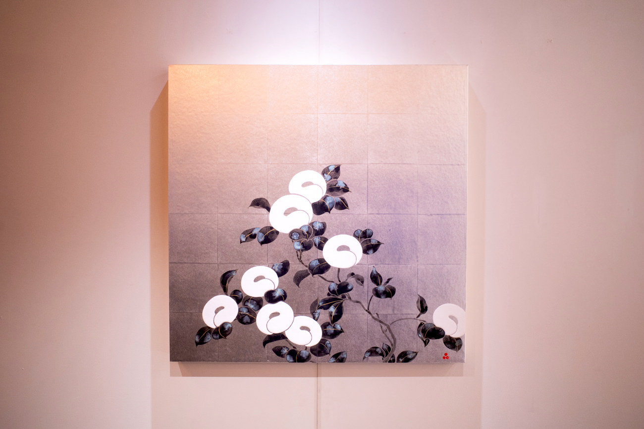品川亮《白椿》 2020年 750×750×50mm 顔料、墨、銀箔、膠、和紙、木製パネル画面に描かれた植物の花の部分のみを単純化した作品は、 日本独特の「型」に置き換える行為を基に描かれた制作方法です。