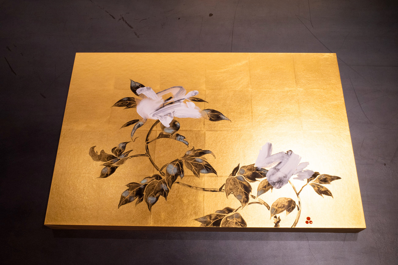 品川亮《牡丹図》2020年 500×750×40mm 顔料、墨、金箔、膠、アクリル、和紙、木製パネル