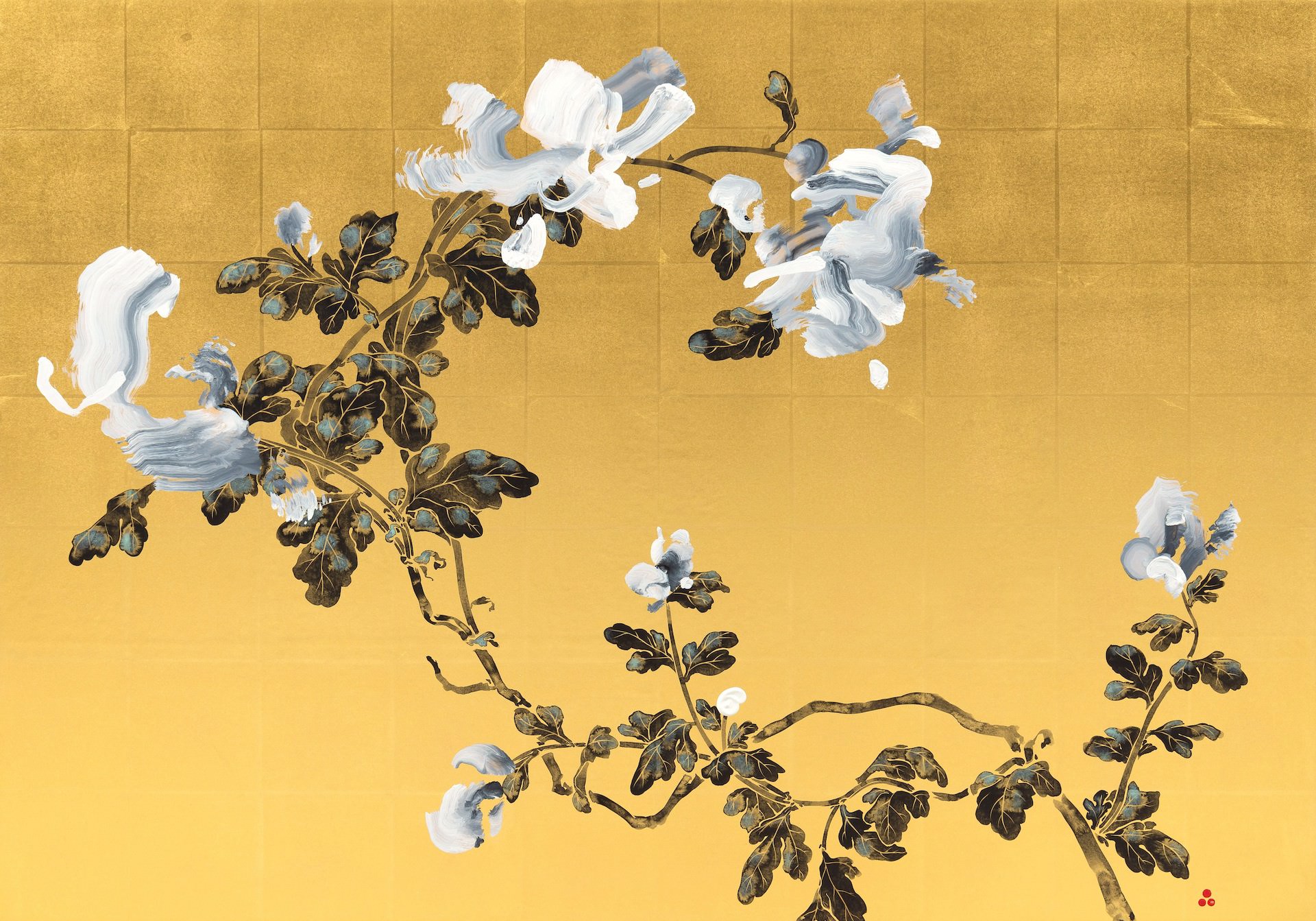 品川亮《菊図》 2020年 1250×875×40mm顔料、墨、銀箔、膠、和紙、木製パネル 大胆な筆跡で描かれた花は、水墨画や書に見られる筆致を引用しつつ、抽象表現主義以降、現代絵画に多く見られるブラシストロークを取り入れることで、日本の絵画のアッ…