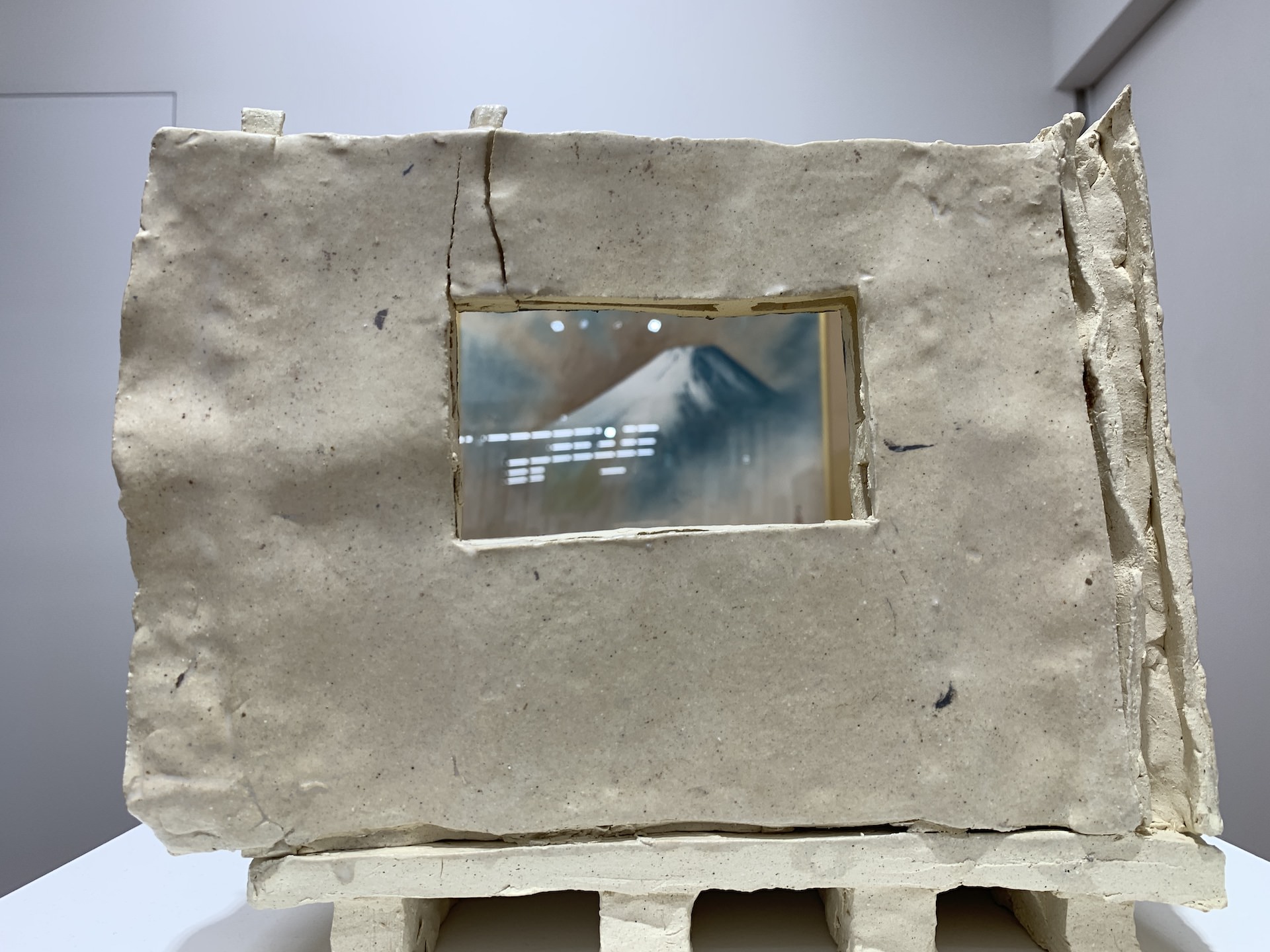 梅津庸一さんの作品《密室》から覗き見る横山大観の《富嶽》