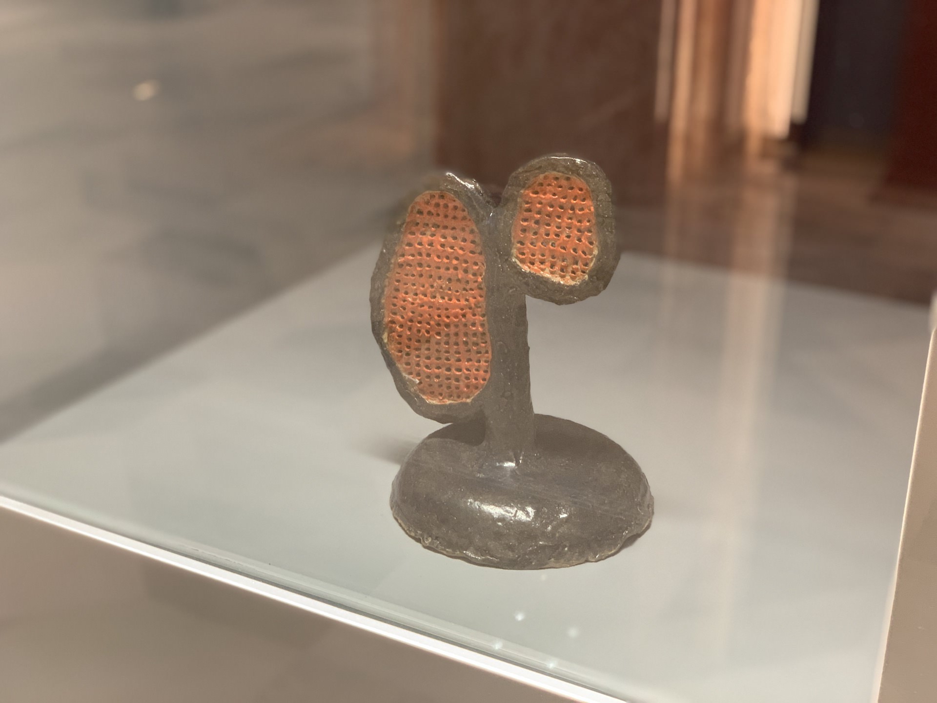 会場外側に設置された本展最後の作品〜梅津庸一《花粉濾し器》2019〜2020年