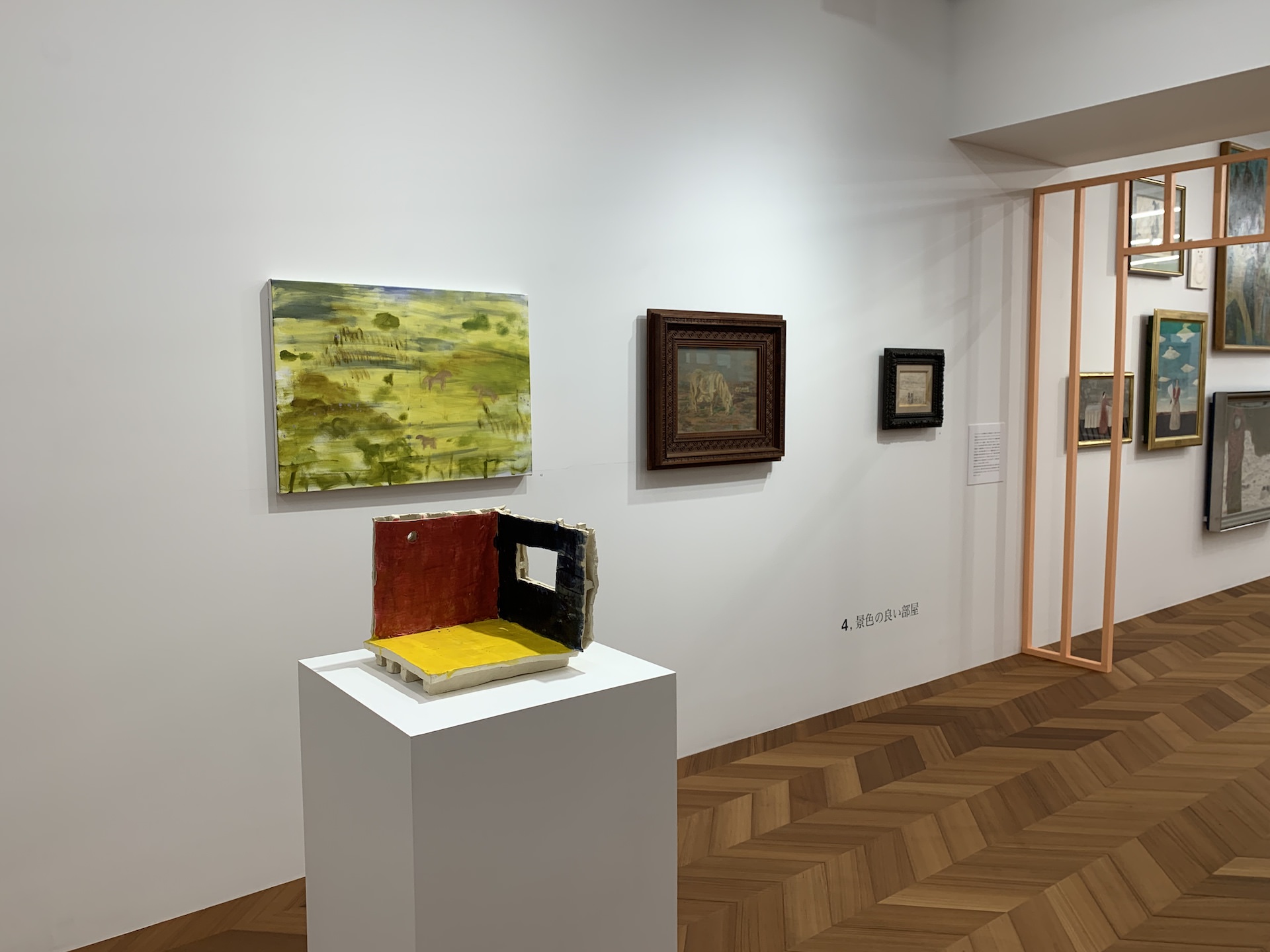展示風景〜手前は梅津庸一《密室》