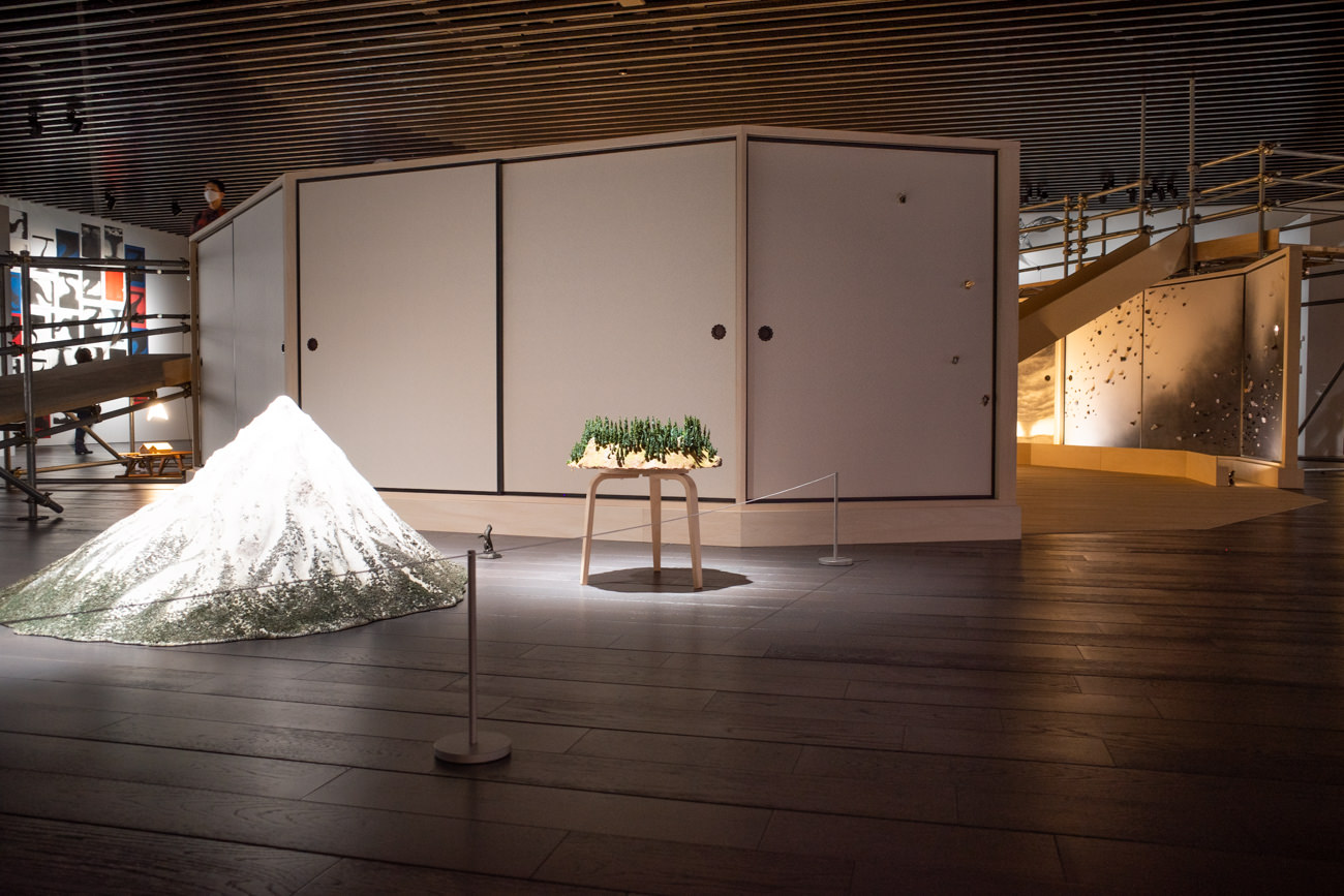 左：鴻池朋子《山ジオラマ》2013年右：鴻池朋子《湖ジオラマ》2013年