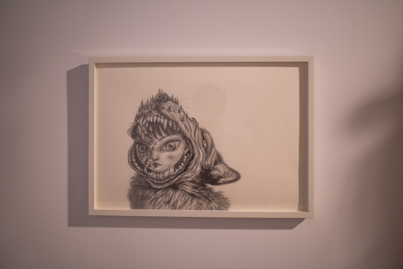 鴻池朋子《狼頭巾》2015年