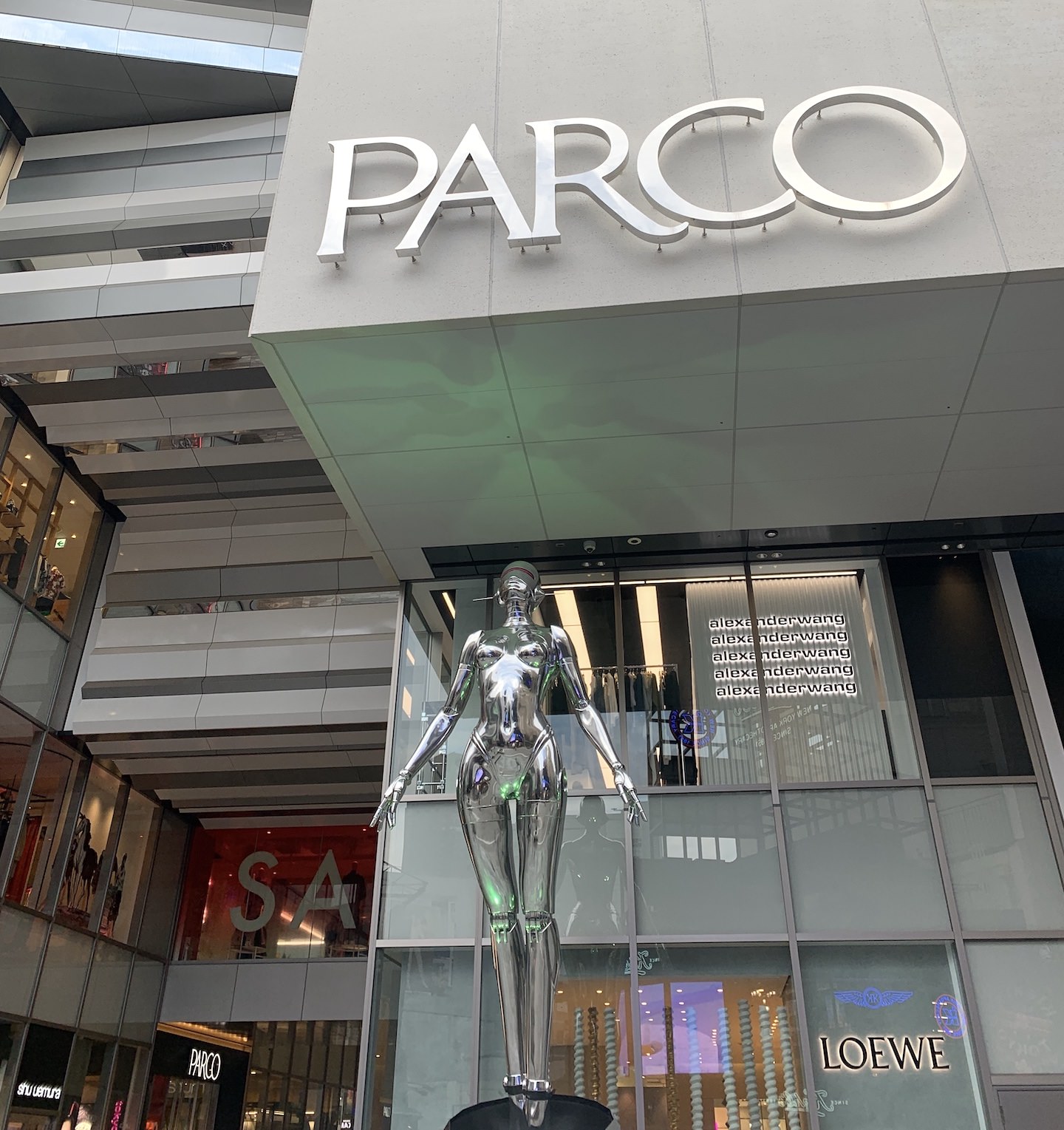 渋谷PARCOの1階スペースには、高さ7メートルの《Sexy Robot》も登場しました。