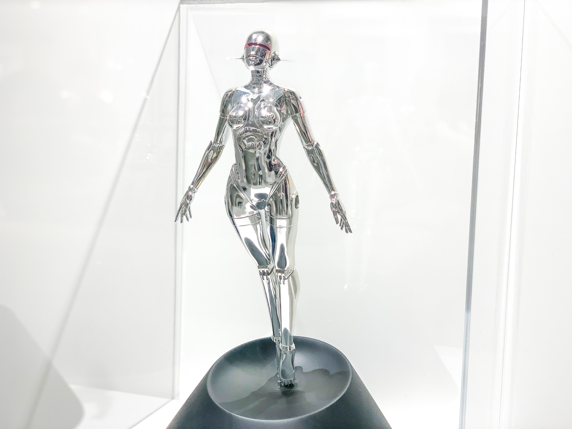 空山基《Sexy Robot floating _1/4 scale》 PVC, silver platen, resin + LED light 35x35x56cm ed.1000 Price：165,000円(税込)