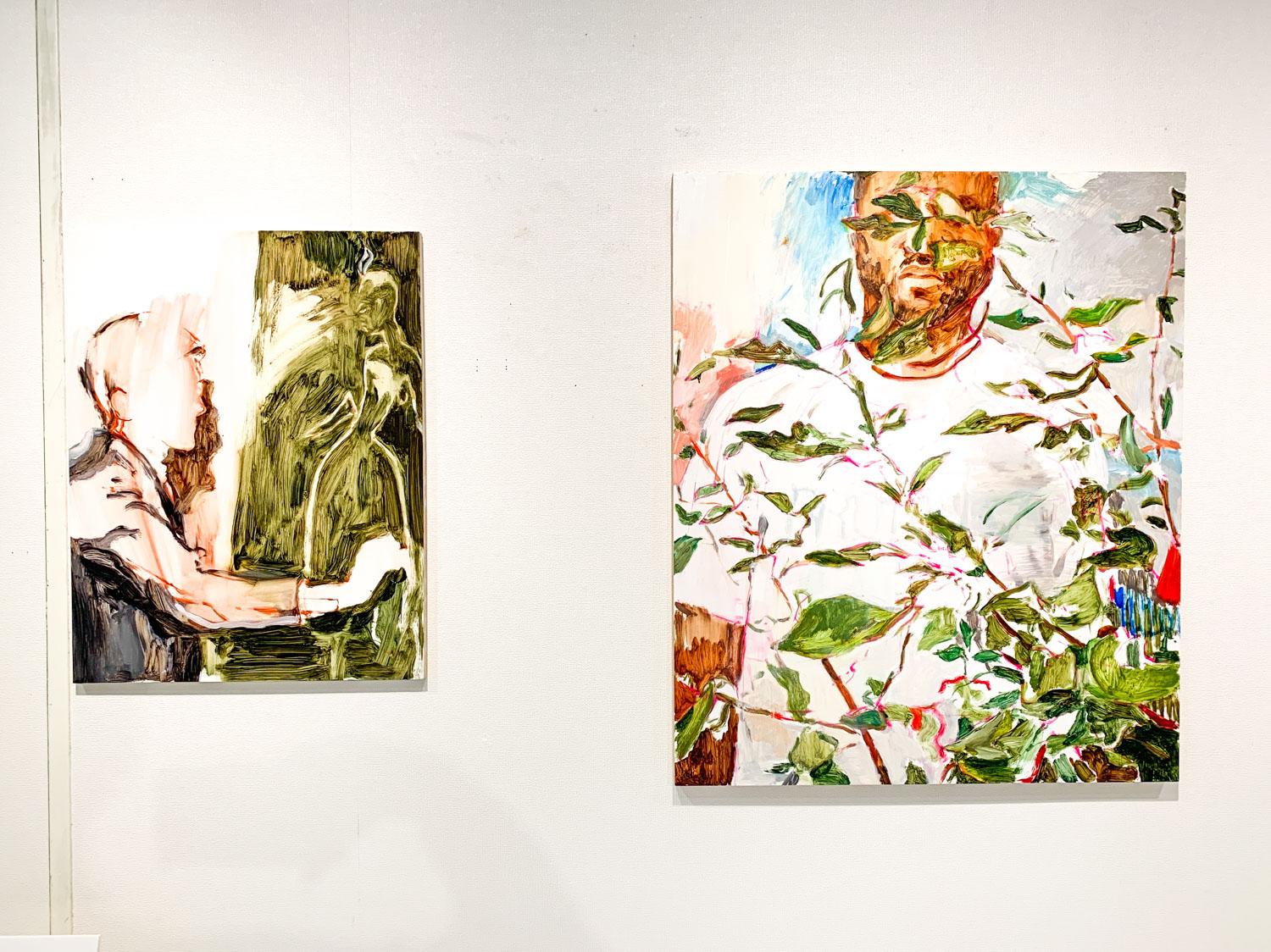 左:長島伊織《A designer》530×410 Oil on board 2020 右:長島伊織《Style》727×606 Oil on board 2020