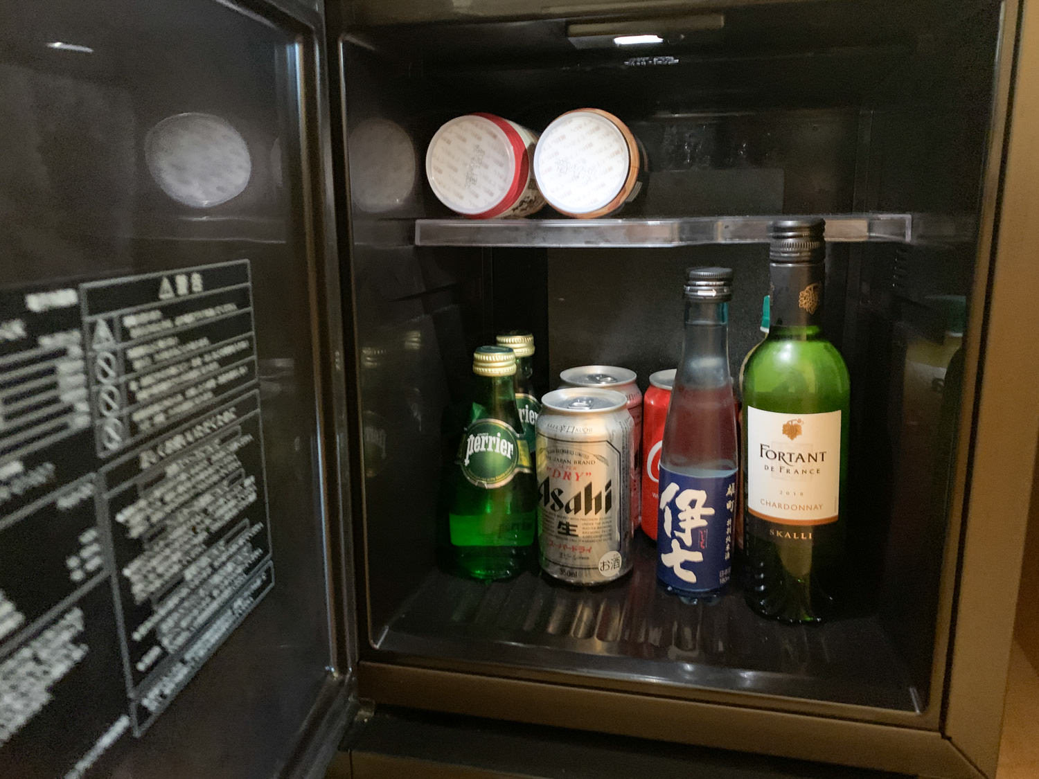 室内には冷蔵庫有り、缶ビール(700円)ほか高額なドリンク類が用意されていて危険です。