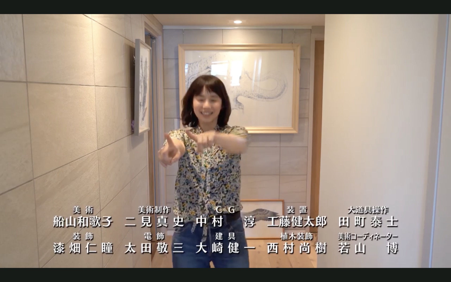 後ろに額装されているアート作品が気になります。
