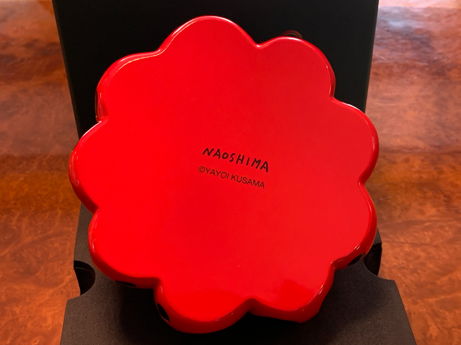 底面には「NAOSHIMA」とクレジットされていました。