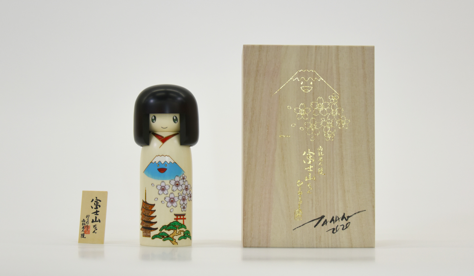 卯三郎こけし×村上隆「富士山ちゃん」 ©Takashi Murakami/ Kaikai Kiki Co., Ltd. All Rights Reserved.サイズ:約18cm 価格:66,000円(税込)※事前予約制 1,000体限定 桐箱入り…