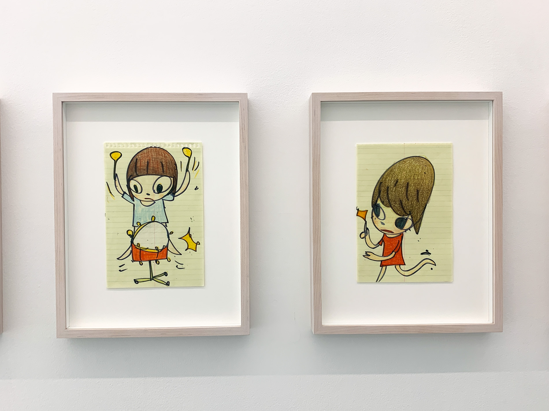 左：奈良美智《drumming girl》2019 Pen and color pencil on paper 37.5 x 29.6 x 3.7 cm 右：奈良美智《star on the finger》 2019 Pen and color p…