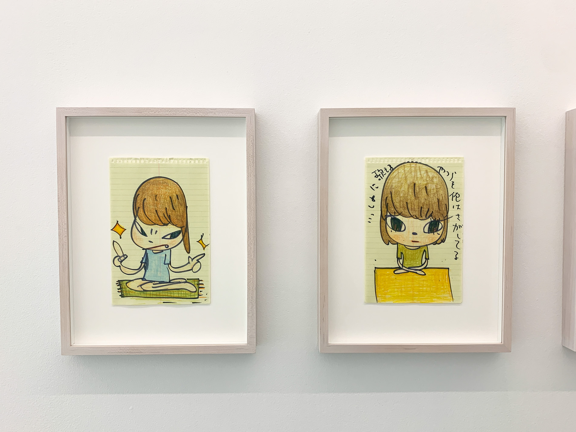 左：奈良美智《on the carpet》2019 Pen and color pencil on paper 37.5 x 29.6 x 3.7 cm 右：奈良美智《watching girl》 2019 Pen and color pencil…