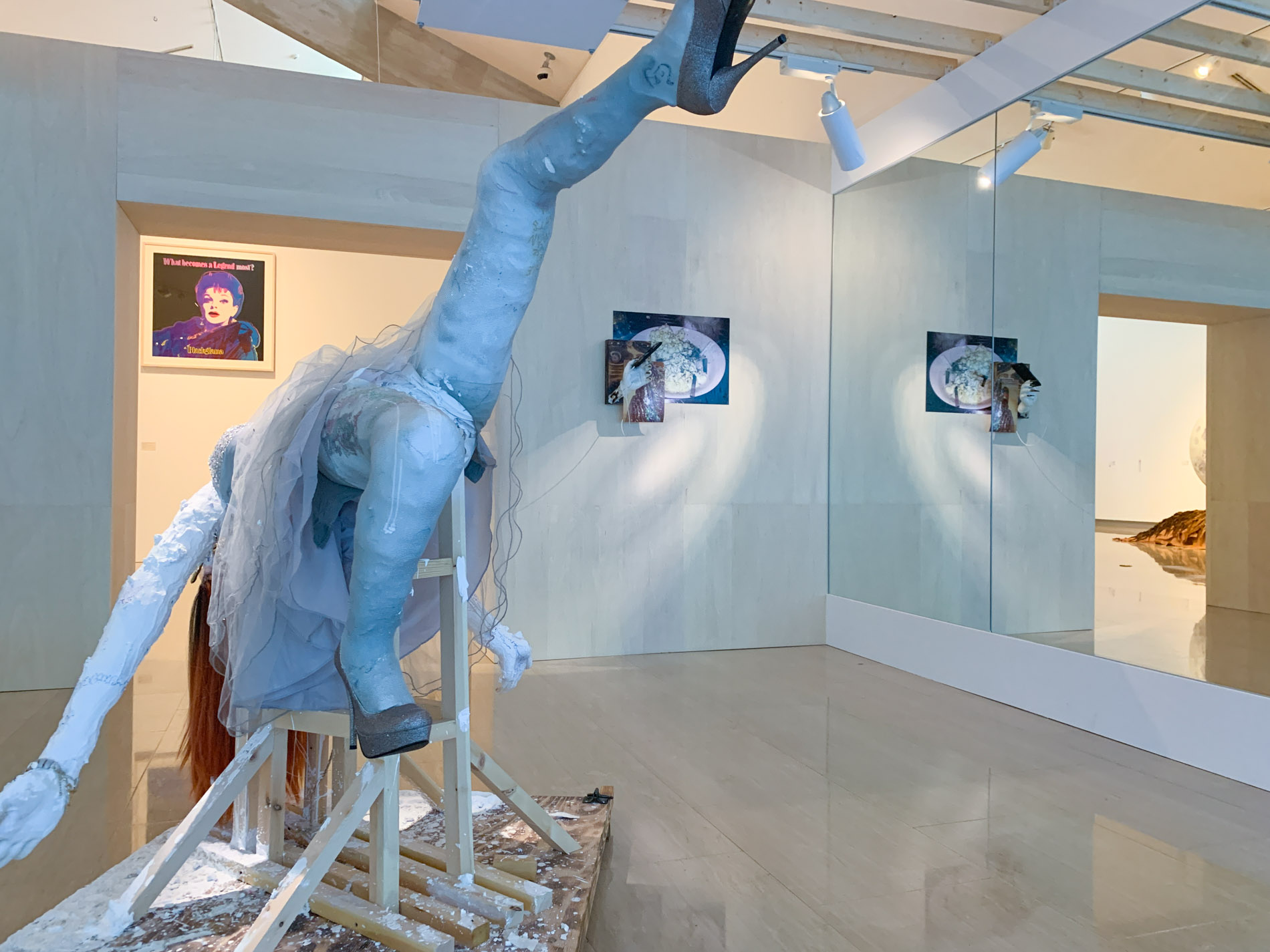 展示風景〜※奥の作品はアンディ・ウォーホル