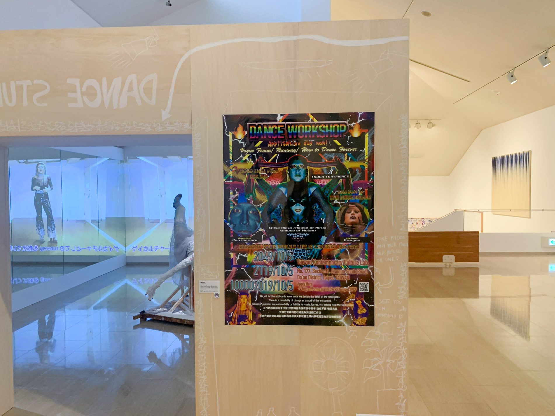 展示風景〜※右奥の作品は李禹煥