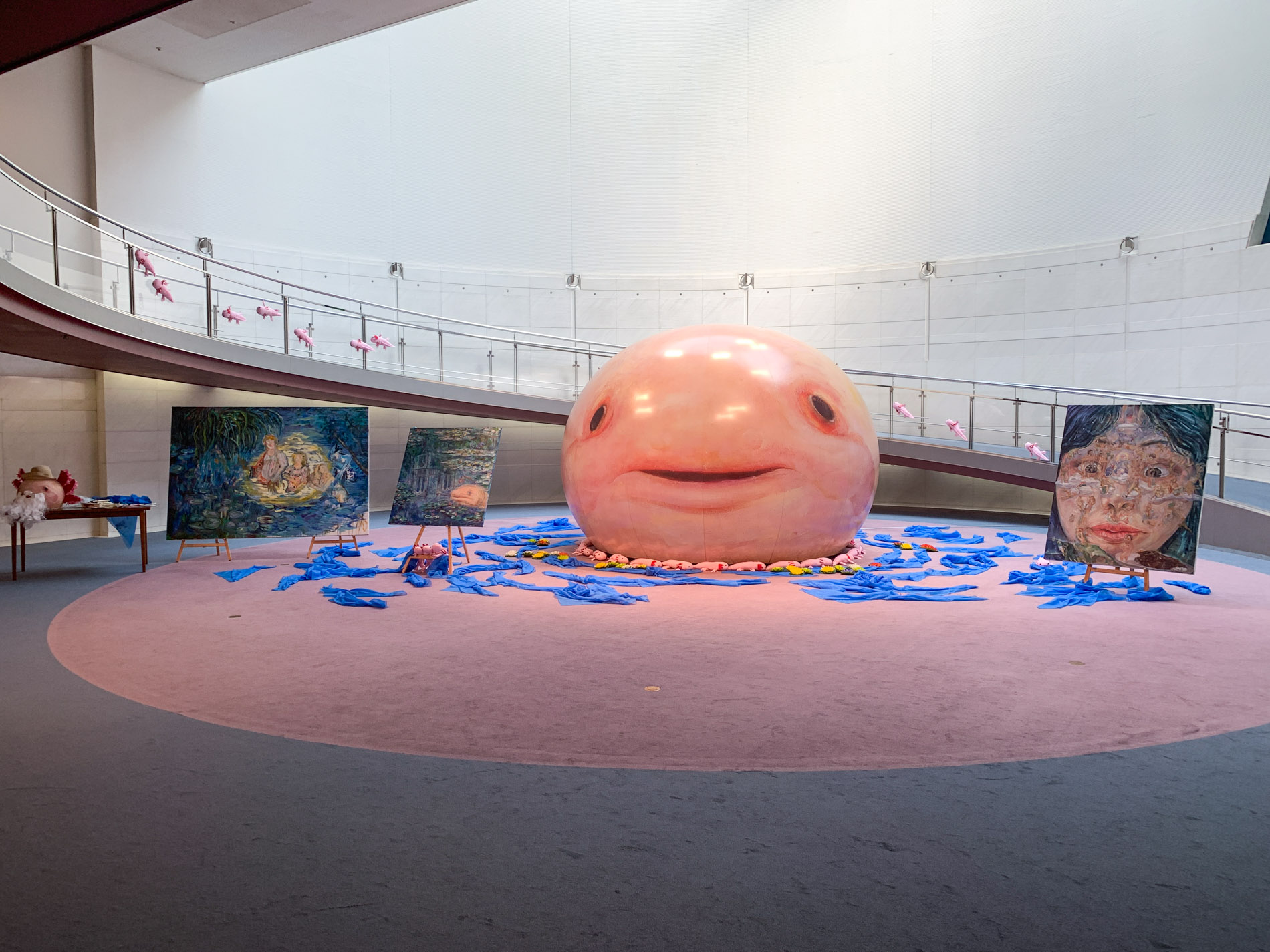 【グループ展】松井えり菜さんの巨大ウーパールーパーに注目〜「Our Stories -つながり、つむぐ私の物語」スパイラルガーデン
