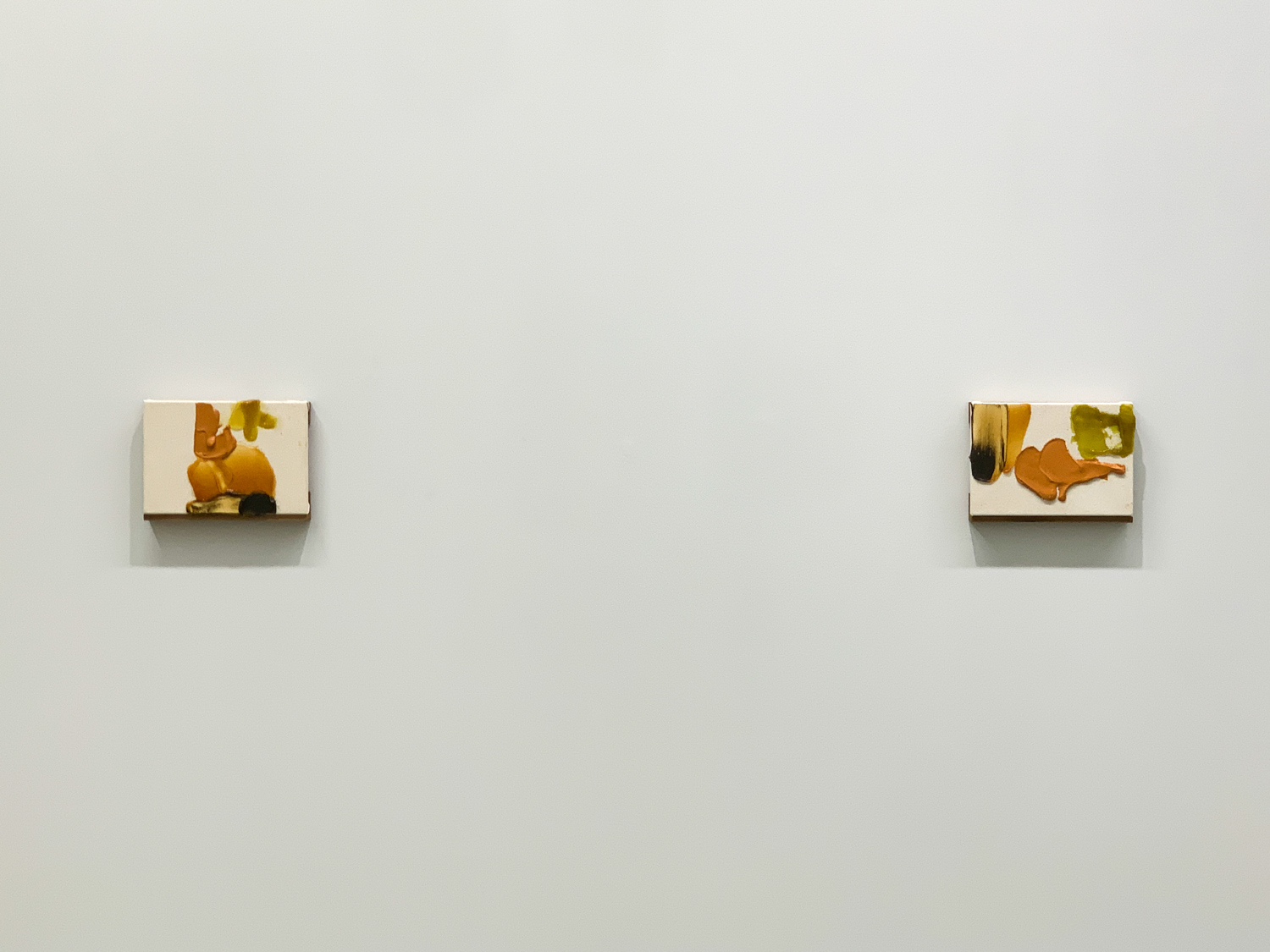 左：岡﨑乾二郎《同じ名をもつ堅さと重量（頭陀袋）》2005, アクリル、カンヴァス,右：岡﨑乾二郎《軟膏に気づかず（万一に備え）》2005, アクリル、カンヴァス