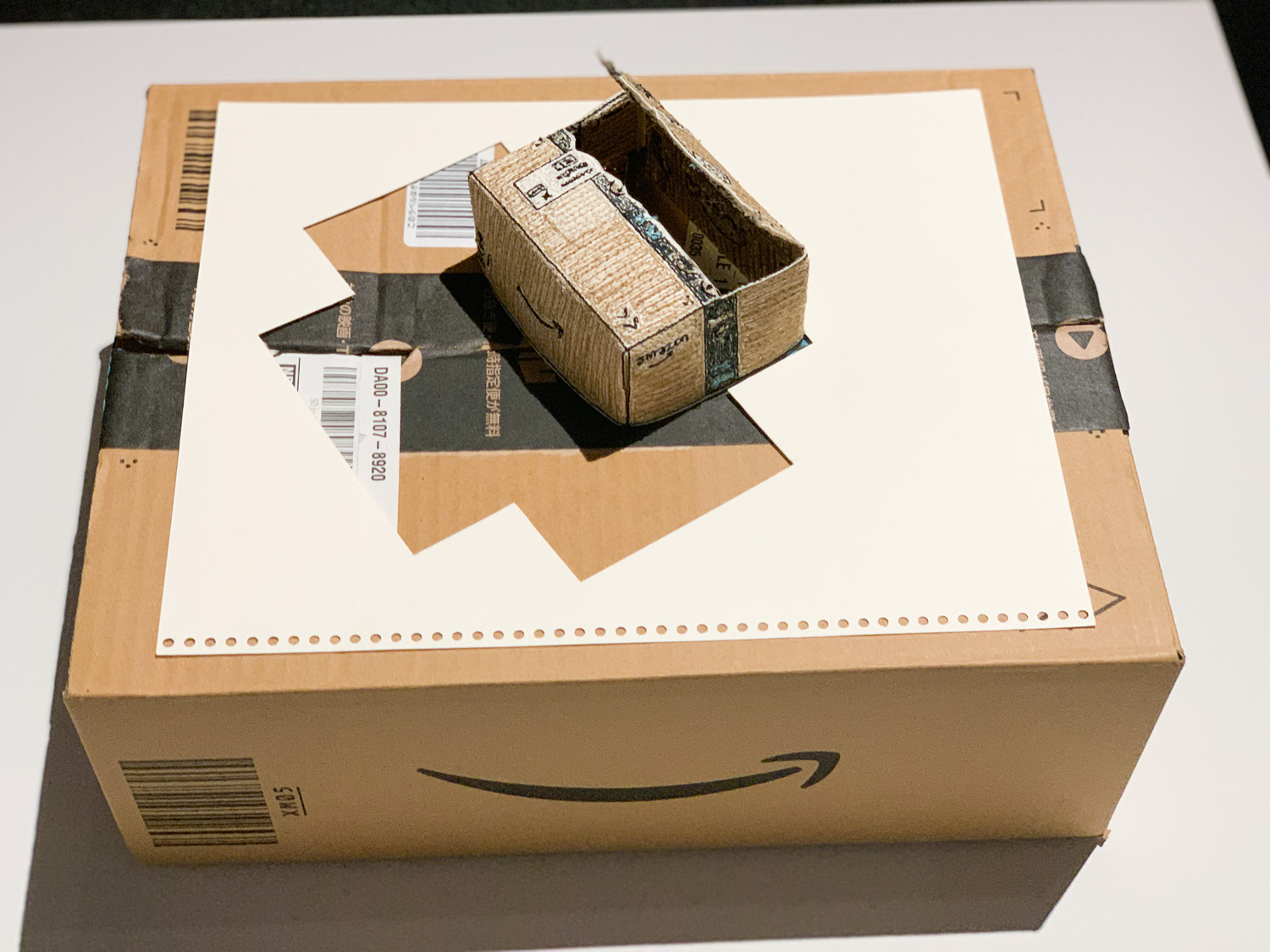 青山悟《AMAZOM BOX》2020年 〜制作日:2020年4月20日 ささやかな実験のつもりが、何度も試作と失敗を重ねたあげくようやく完成した立体刺繍作品。下の箱は対象物であり、台座でもあり、発送の時の箱でもあります。自宅待機で通販生活が激しく…