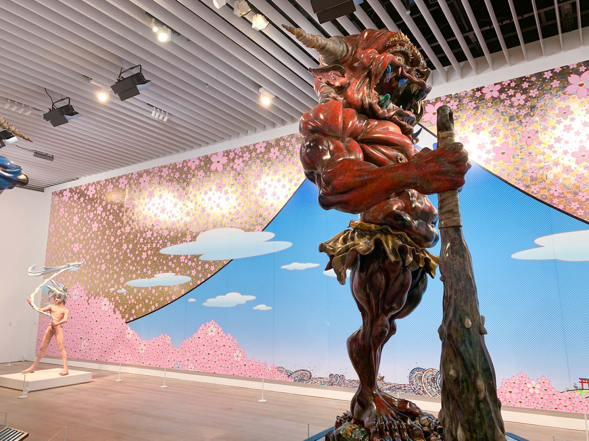 展示風景〜右：村上隆《阿像》2014年