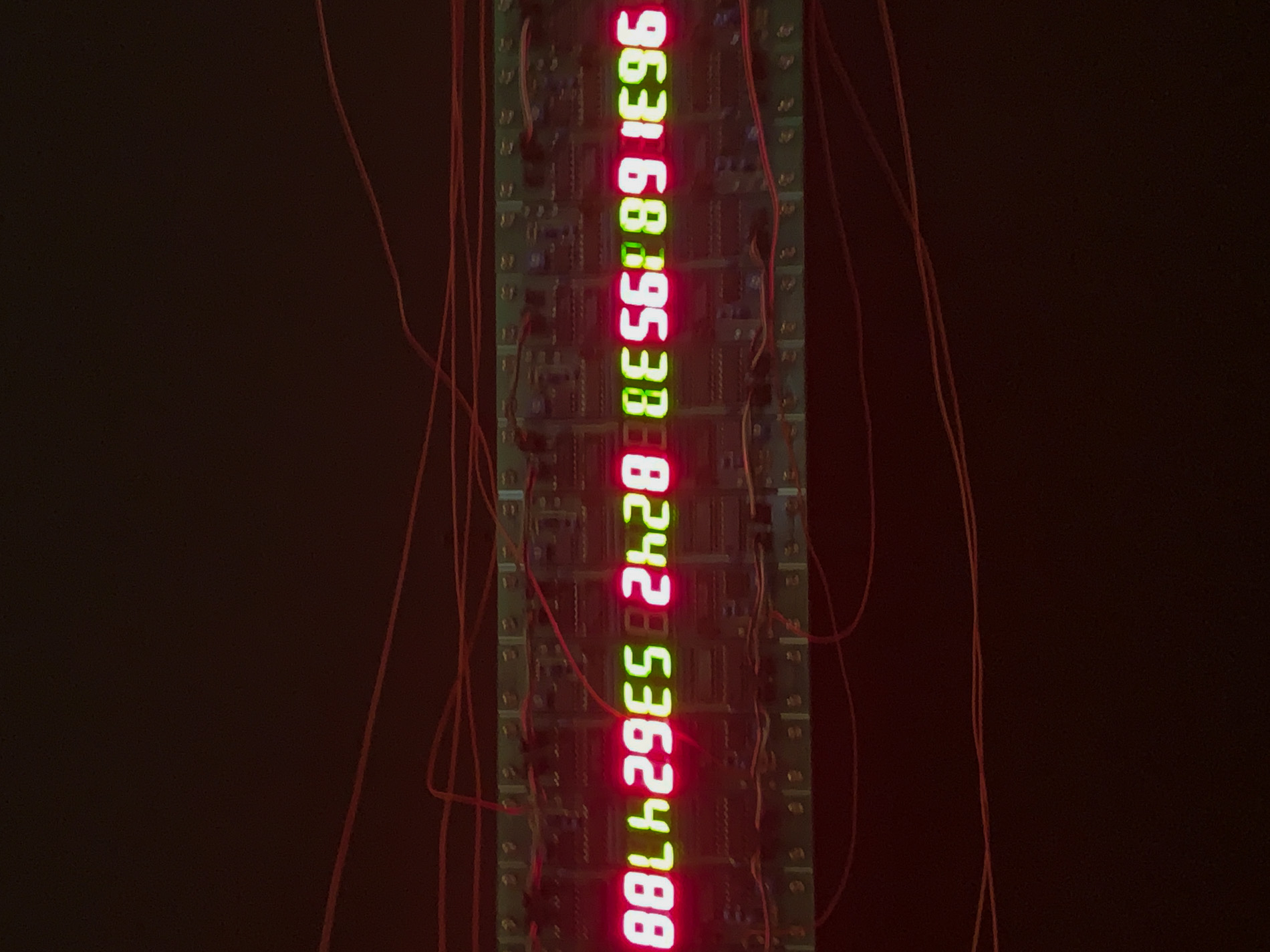 宮島達男《Monism/Dualism》1989年 発光ダイオード、電子回路、電線、アルミニウム パネル 296.3x11x3.5cm 所蔵：京都国立近代美術館