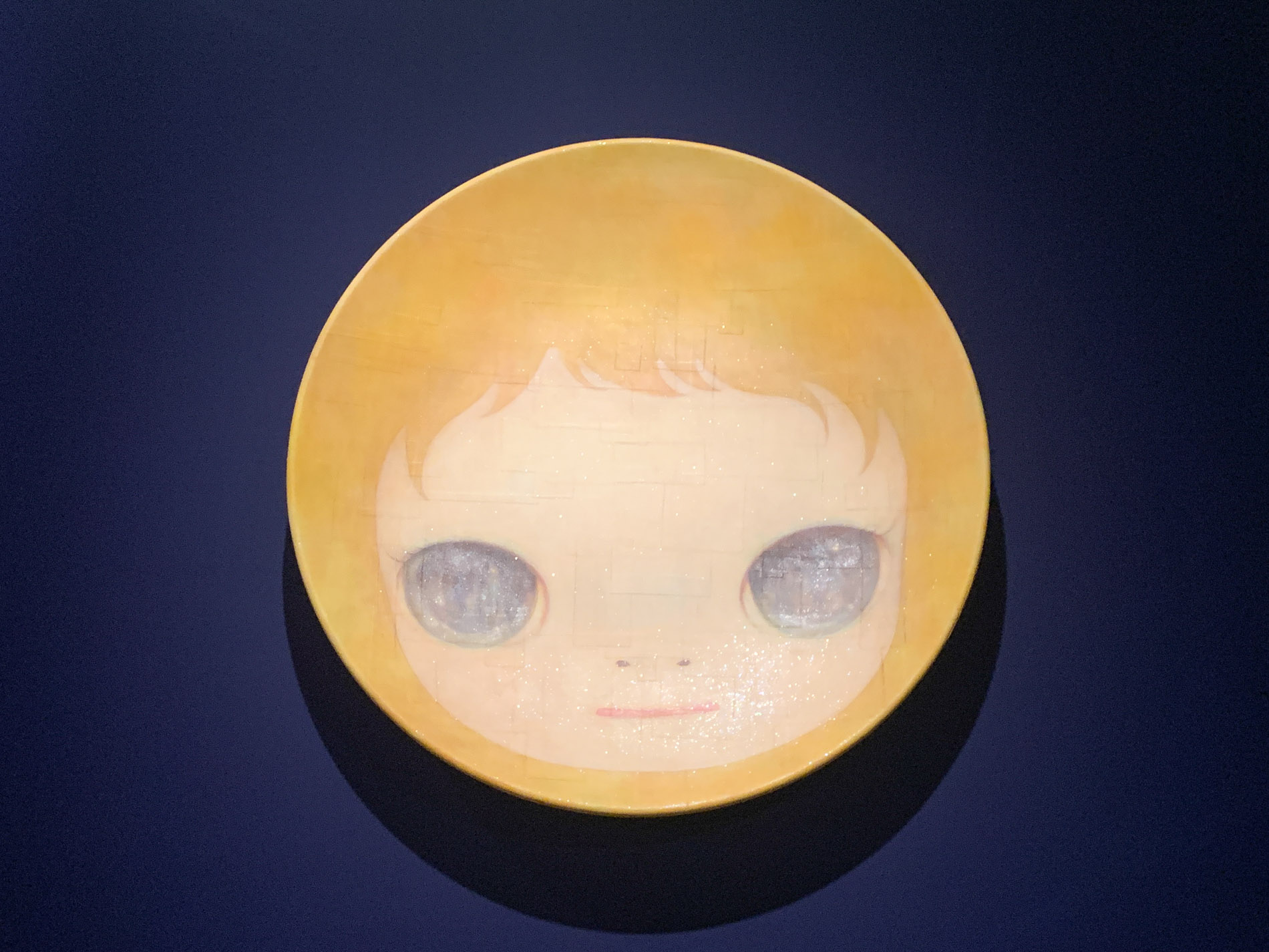 奈良美智《Lonely Moon / Voyage of the Moon》 2006 年 アクリル絵具、FRP に貼られた布 φ180 x 26 cm 所蔵:金沢21世紀美術館
