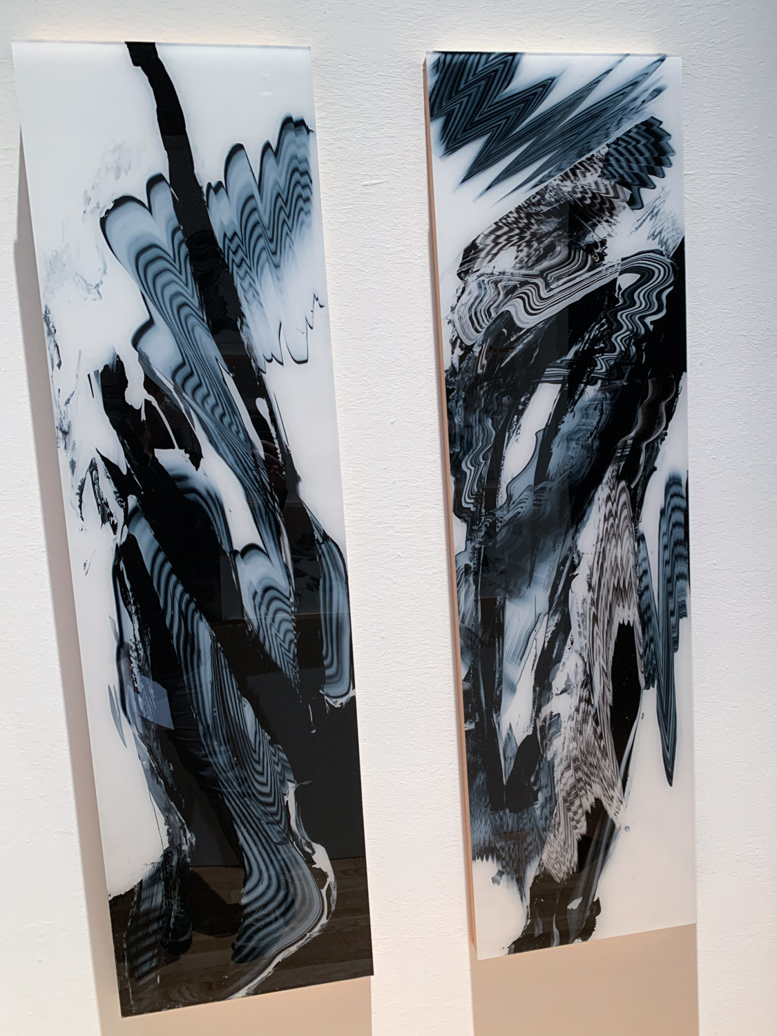 左:清川漠《雨飛》2020年 400×1450×43mm アクリル板、アクリル絵の具、裏側は木のパネル 右:清川漠《飛雨》2020年 400×1450×43mm アクリル板、アクリル絵の具、裏側は木のパネル