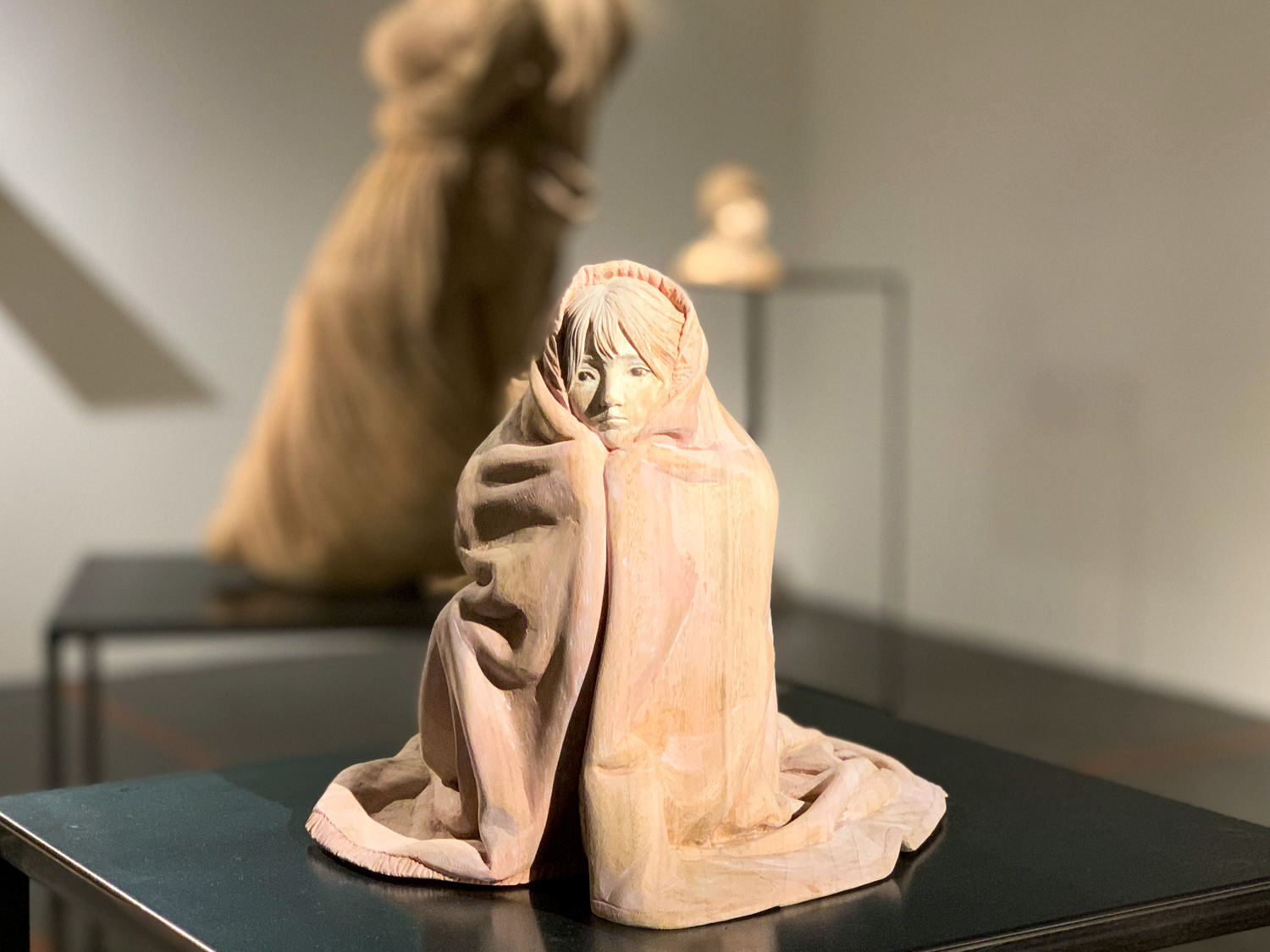 【個展】柔らかな木彫作品の魅力〜稲田侑峰「Night by Night」MEDEL GALLERY SHU