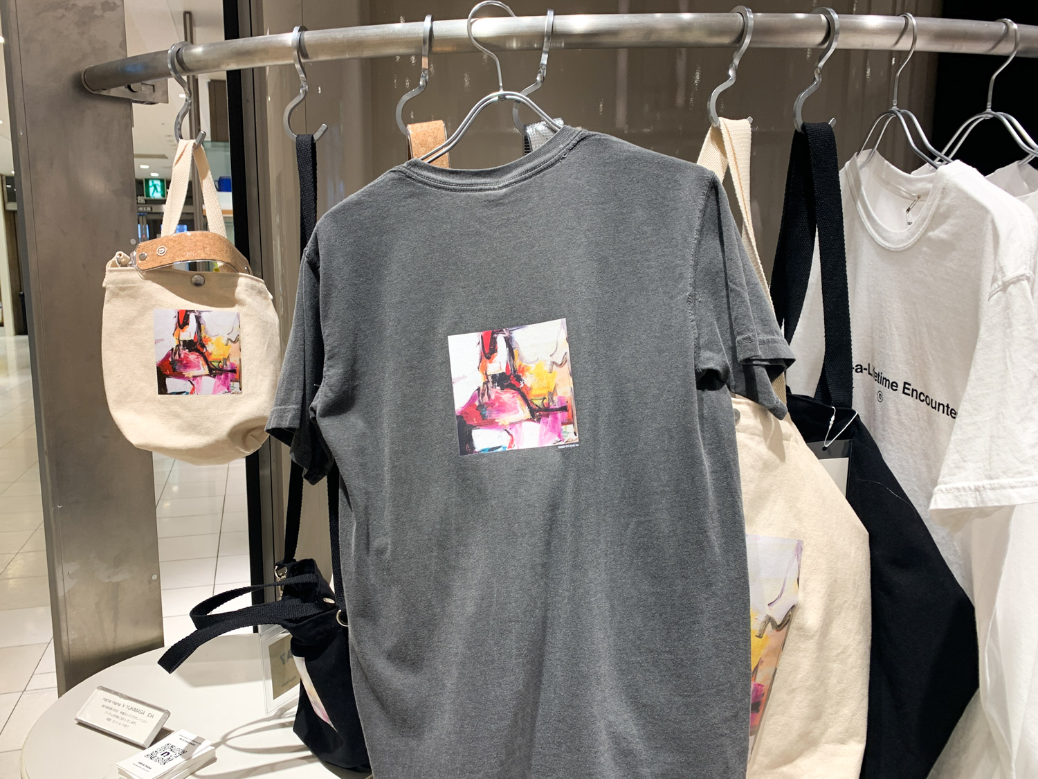 Tシャツは白と黒の2色展開です。