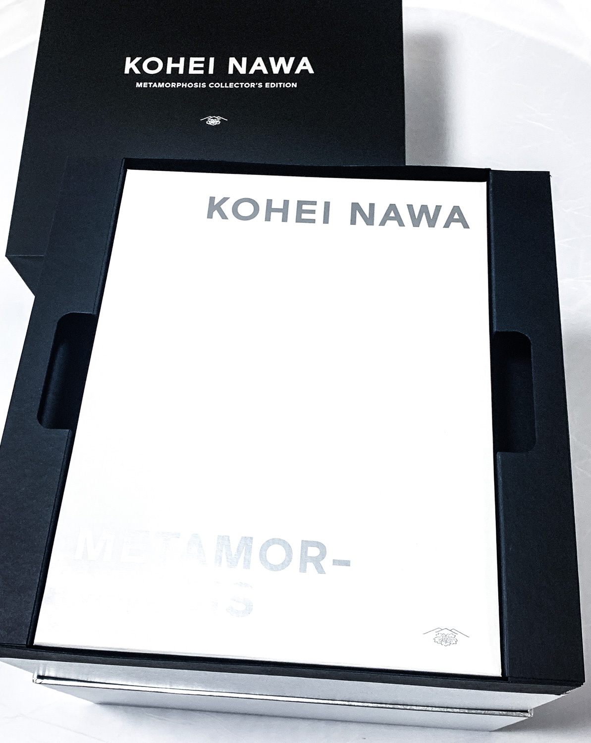 箱を開けると作品集が顔を出します。