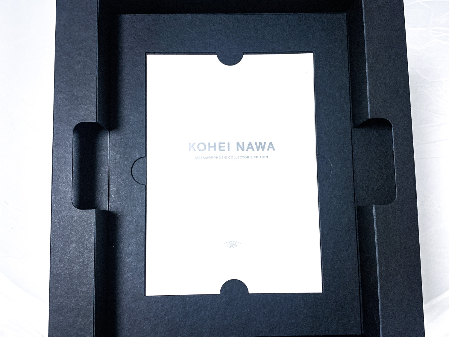 作品集を取り出すとB5サイズの解説書が収められています。