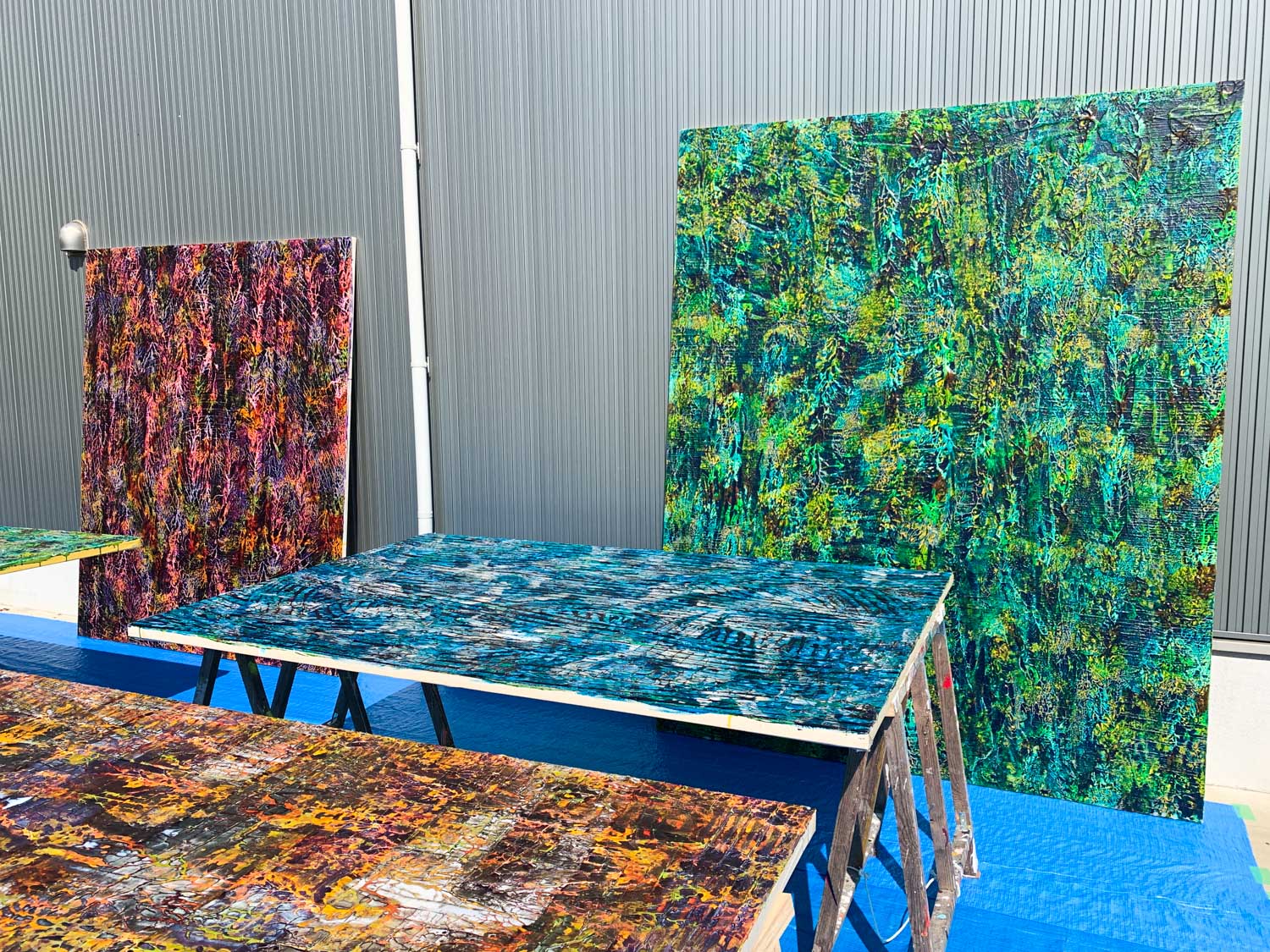 屋外で絵具を乾かしている様子