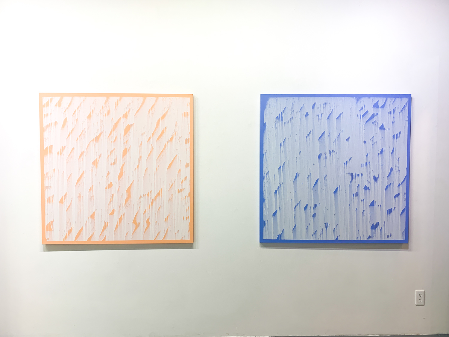 左：リカルド・ゴンザレス《Sunshine》120cm×120cm 右：リカルド・ゴンザレス《Into the sky》120cm×120cm