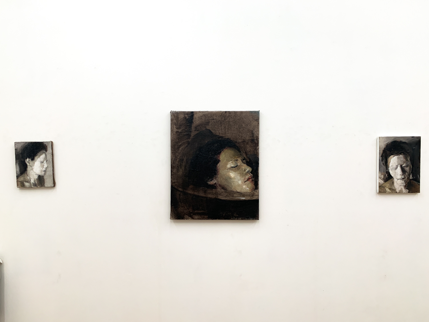 中央：川田龍《Self-portrait(Judith)》2020 Oil on Canvas F15