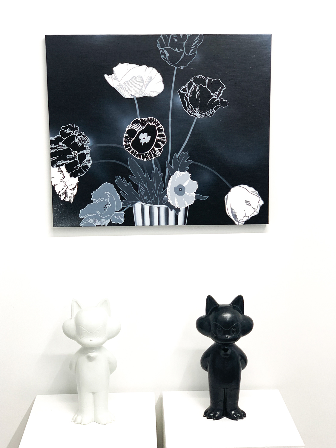 上:TIDE《Life is flat》2020 Acrylic on Canvas下:TIDE 《Bouquet(Vase)》White&Black 2020 White glazed porcelain / Hasami , Maruhiro …