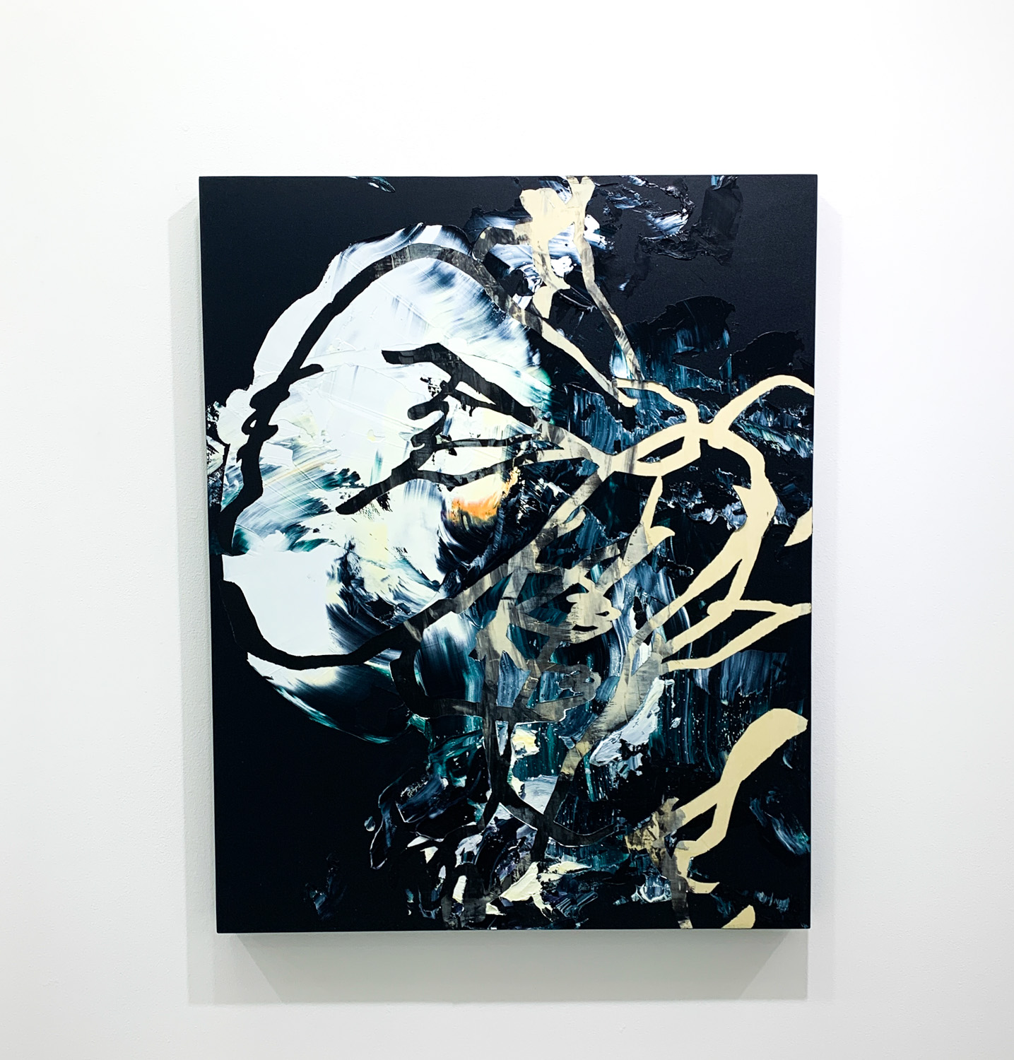 大久保紗也《Crouching down》 2020 acrylic, and oil on canvas panel 910 × 727 mm