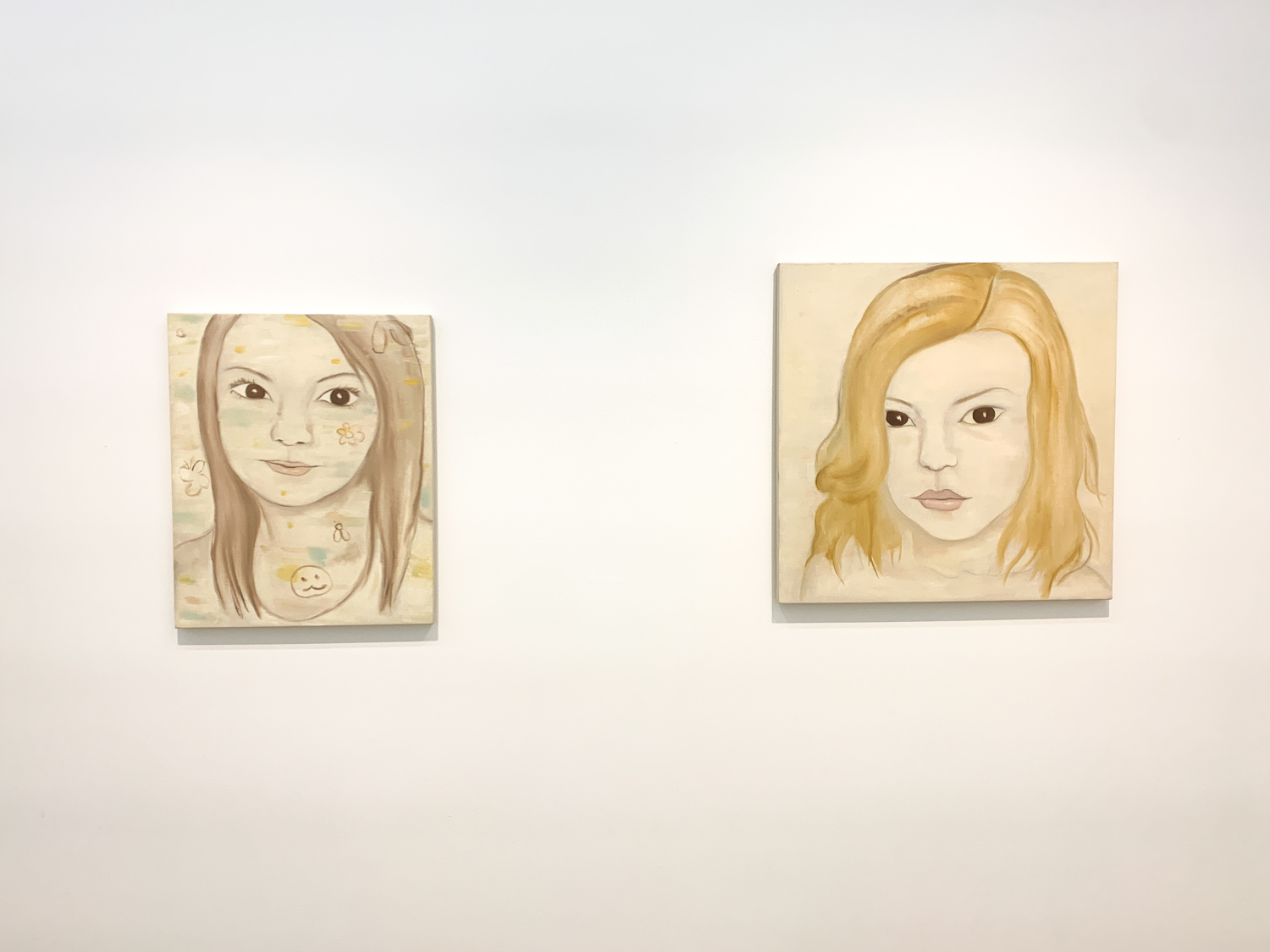 左：桑原正彦 Masahiko Kuwahara 土地の経歴 2002 oil on canvas 65.2x53.0cm右：桑原正彦 Masahiko Kuwahara 新種 New Species 2001 oil on canvas 72.7…