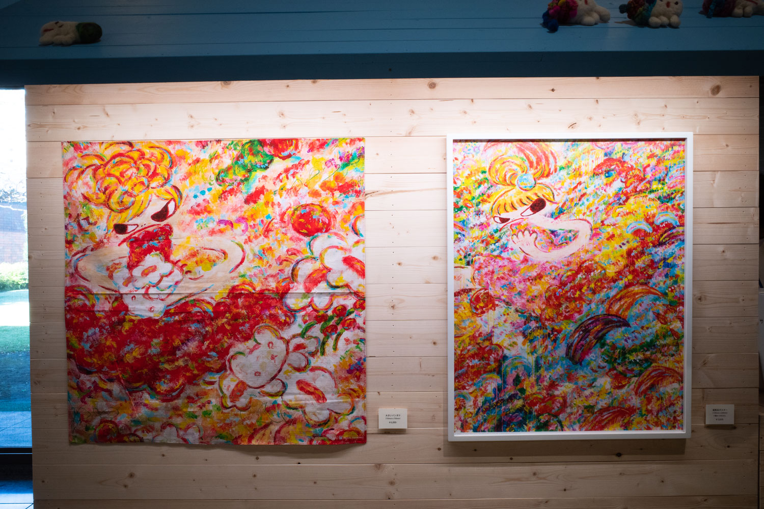 左：大きいバンダナ（750mm×750mm）6,000円右：B2ポスター（720mm×520mm）3,850円 ※限定1,000部