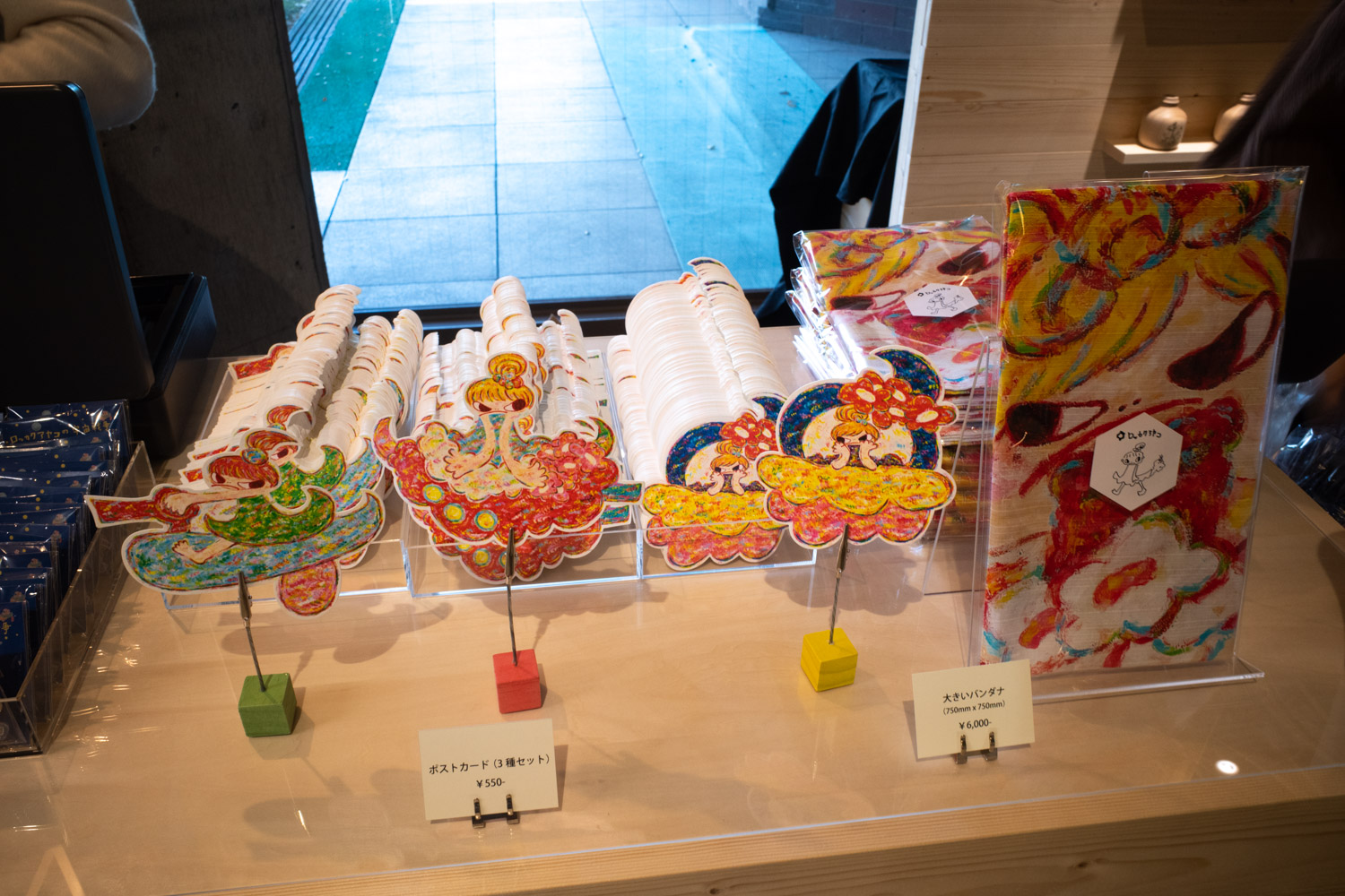 【ロッカクアヤコ展】1000部限定ポスターほか〜ミュージアムグッズ展開に注目！
