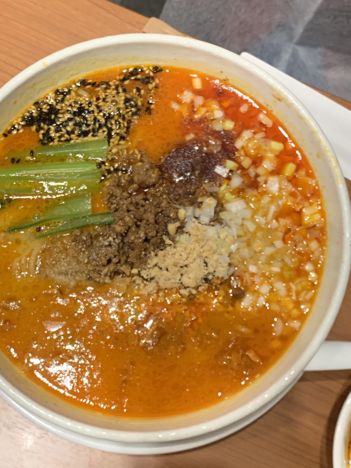 担々麺も本格的で外しません。
