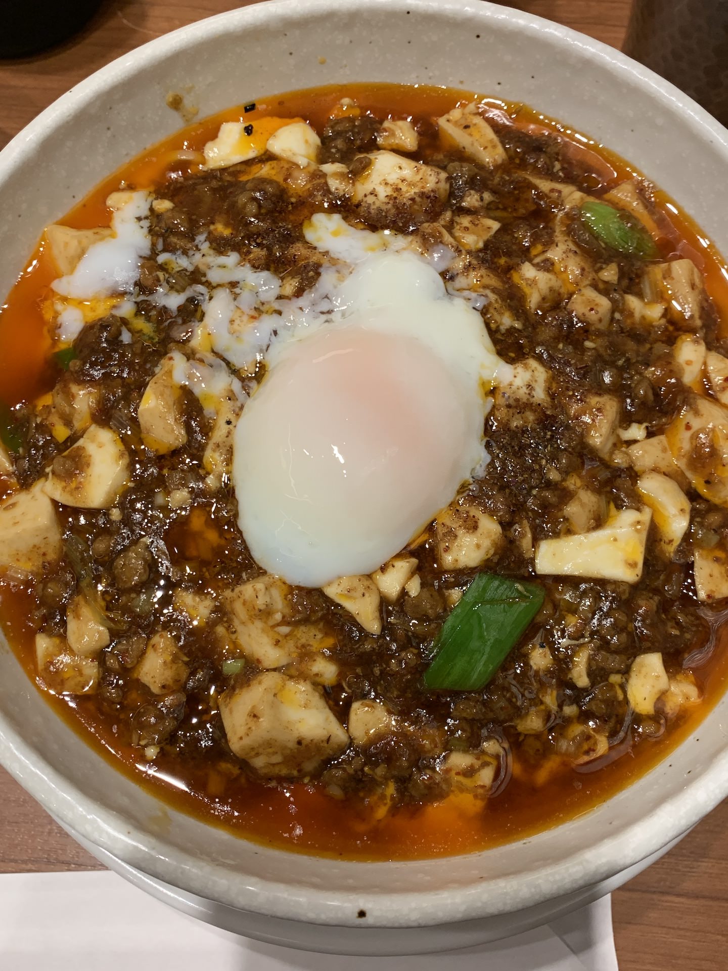 筆者のオススメは温泉卵を入れてマイルドさを出す食べ方です