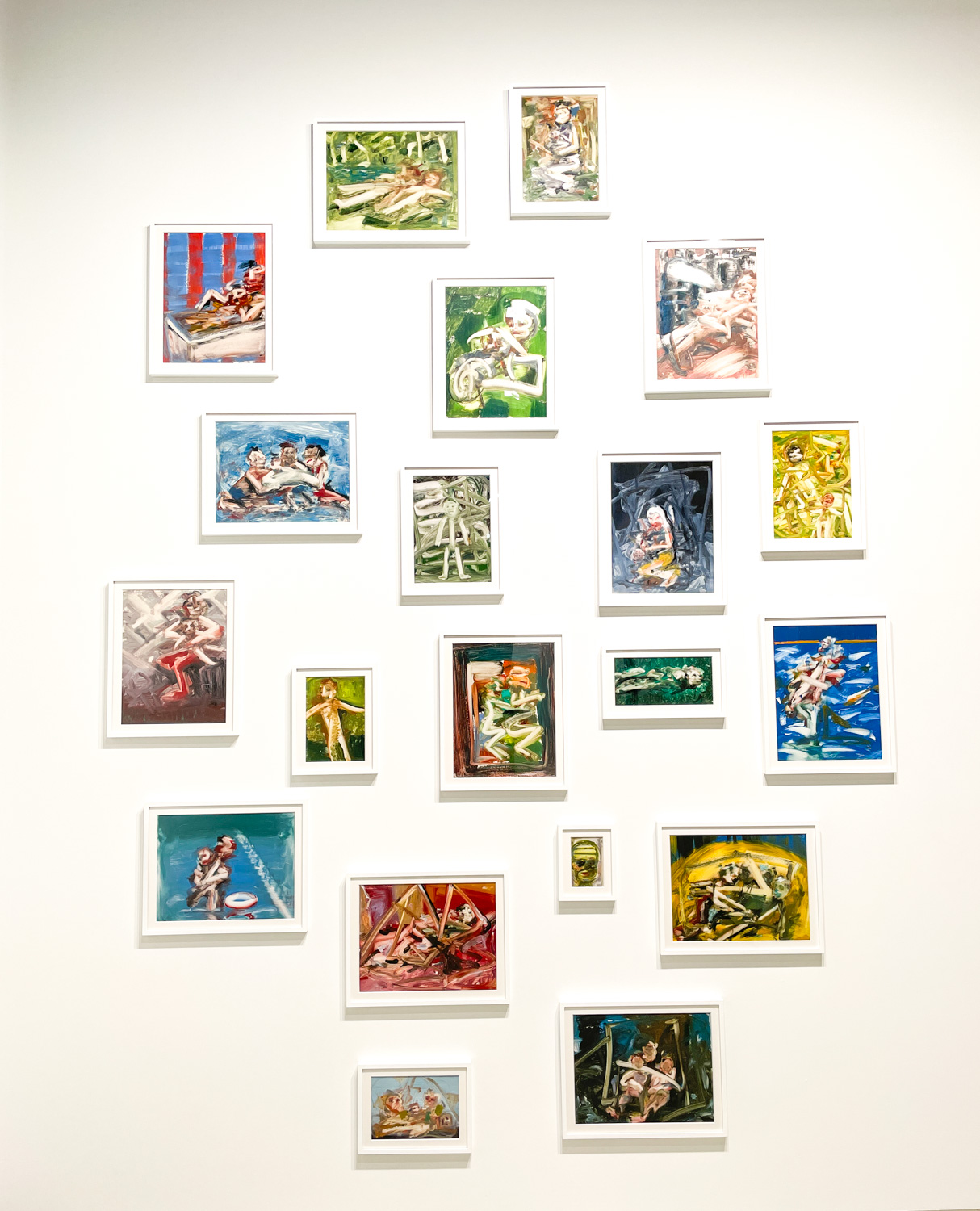 額装された紙作品の展示風景