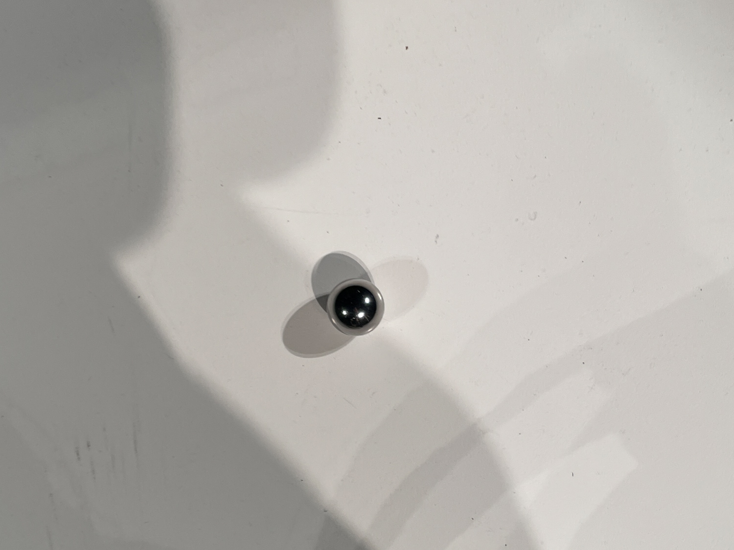 自分の目の前に落ちてきた鉄球。パイプ管を進んできた摩擦によって、熱を帯びたように温かいぬくもりが感じられました。