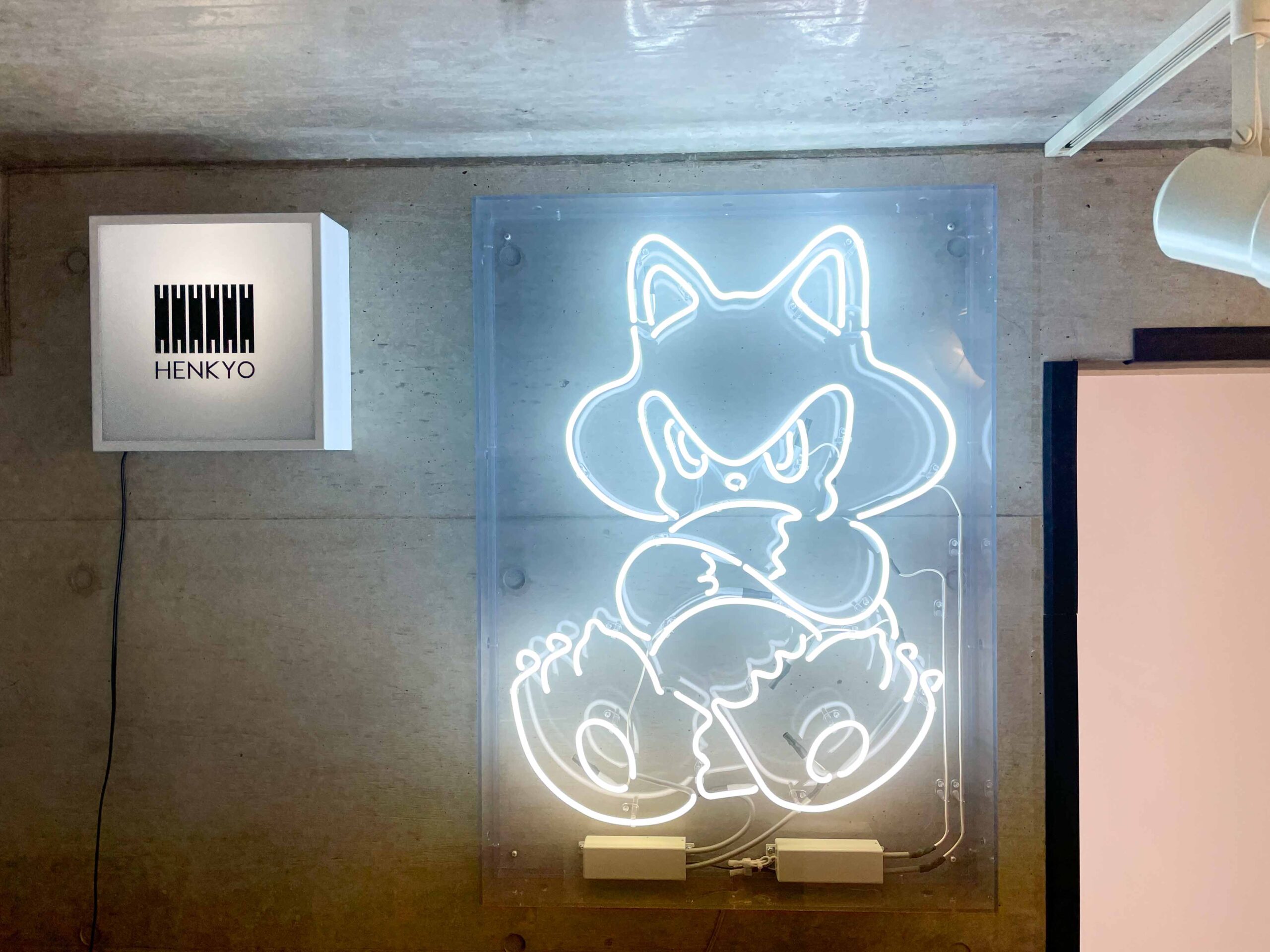 HENKYO入口〜同ギャラリー所属TIDEのネオン作品も展示