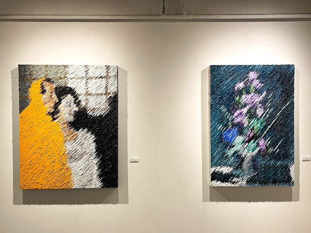 左：渡邊涼太《Anonymous》 1,167×910mm (F50) キャンバス、アクリル、油彩 2021年 右：渡邊涼太《Flower》 1167×803mm (P50) キャンバス、アクリル、油彩 2021年