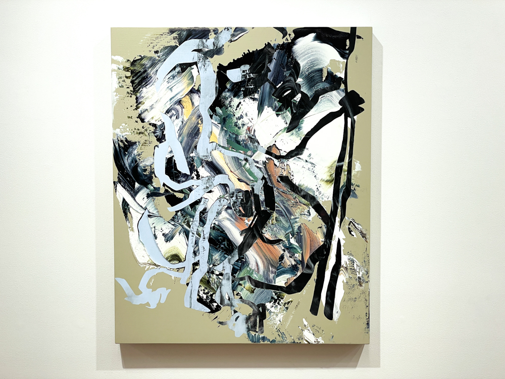 大久保紗也《ambush》 2021年 アクリル、油彩、キャンバス 80.3×65.2㎝